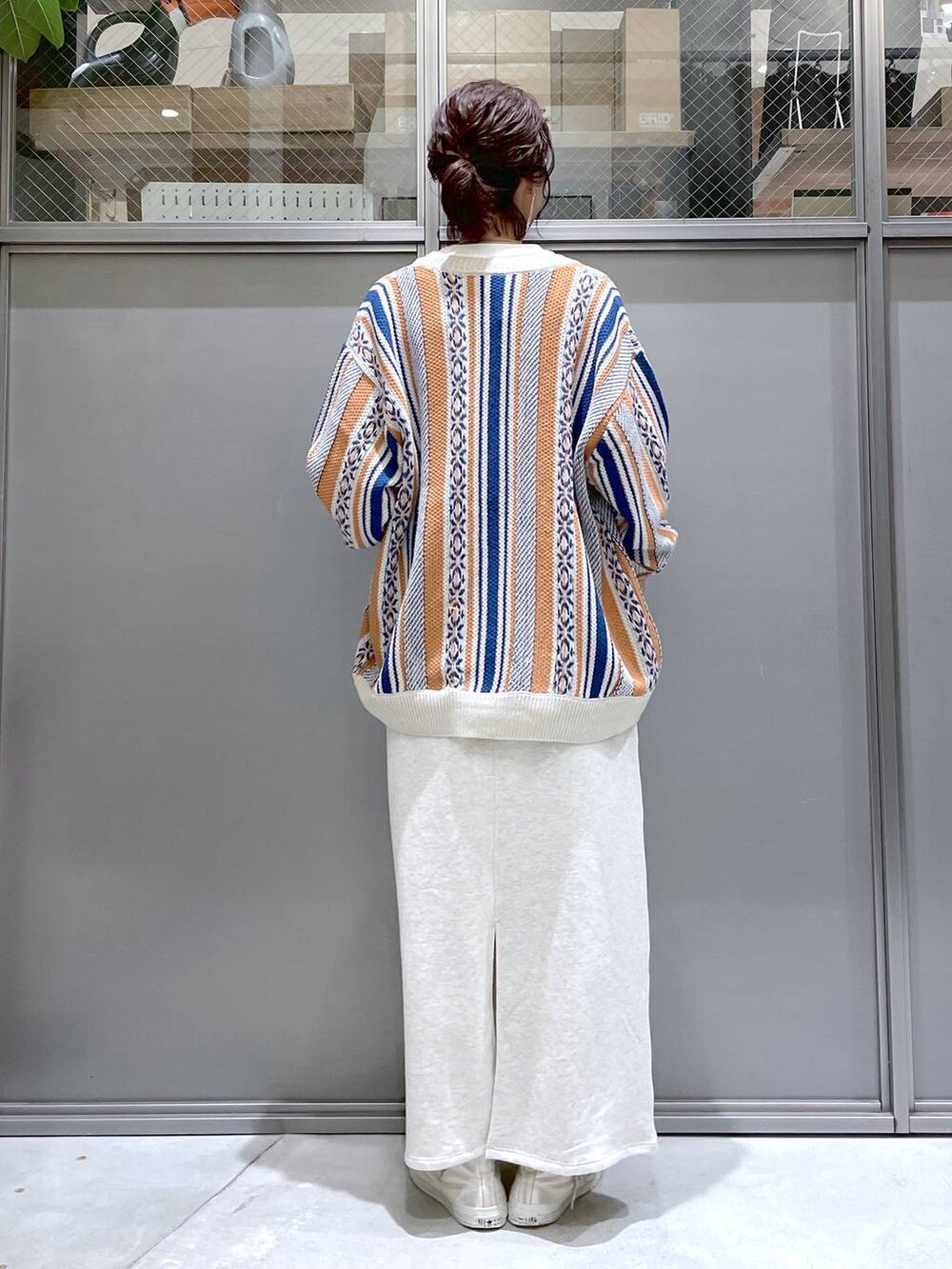 ホワイト系のTシャツ/カットソー、ベージュ系のワンピース、オレンジ系のカーディガン/ボレロを着用したレディースの夏コーディネートの4枚目の写真