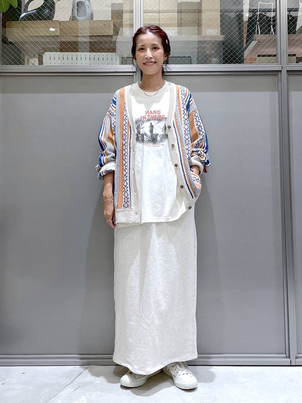 ホワイト系のTシャツ/カットソー、ベージュ系のワンピース、オレンジ系のカーディガン/ボレロを着用したレディースの夏コーディネートの6枚目の写真