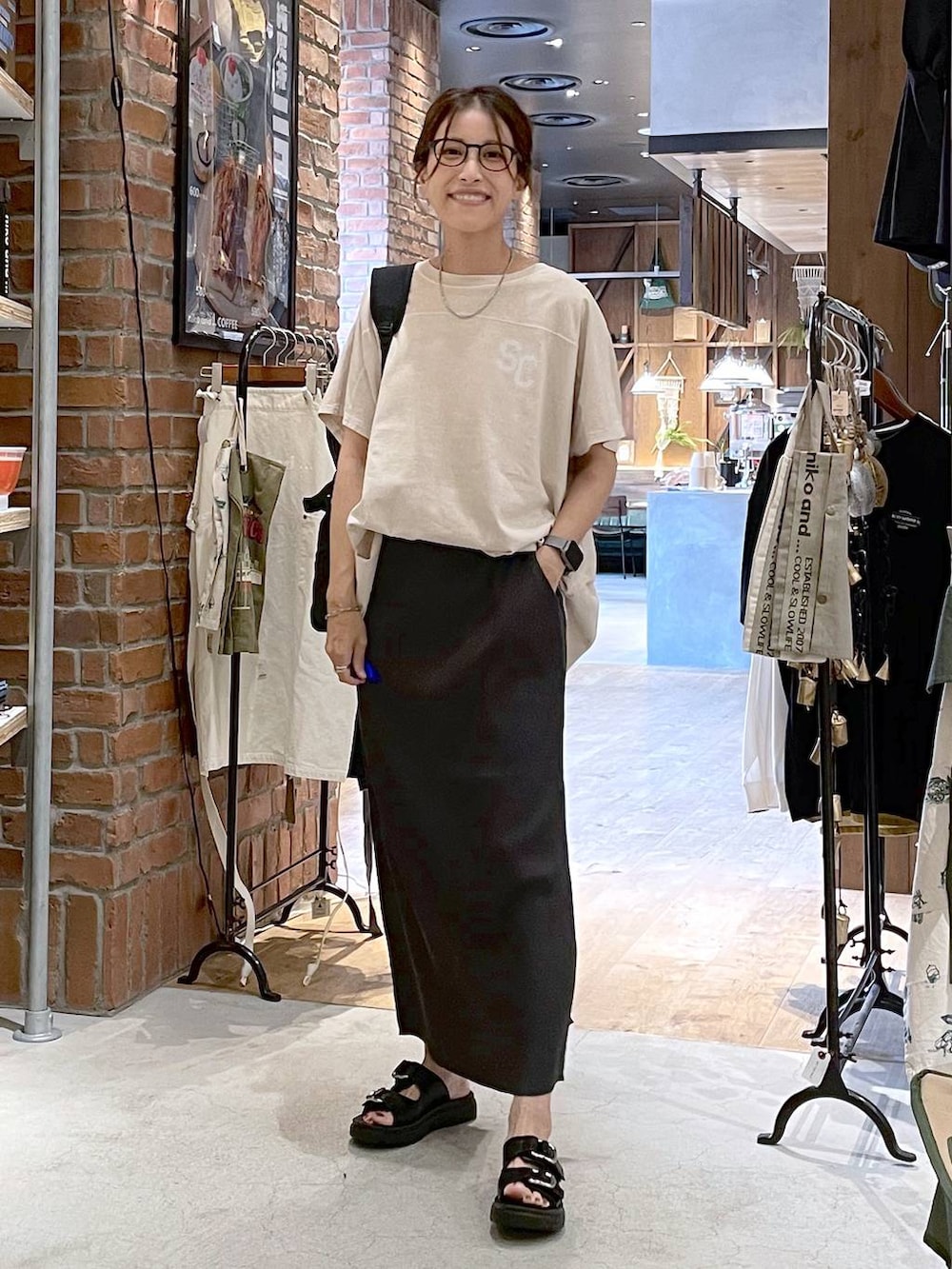 「着痩せ・細見え、体型カバー、高身長、休日コーデ、ワンマイル、ママコーデ、リラックス、ラフ、ゆったり、カジュアル、niko and ...、夏コーデ、Tシャツ、スカート、サンダル」|「niko and...のオリジナルWベルトサンダル(サンダル、ブラック系)」を使った、M I N Oさん(レディース・165cm)の夏コーディネートの4枚目の写真