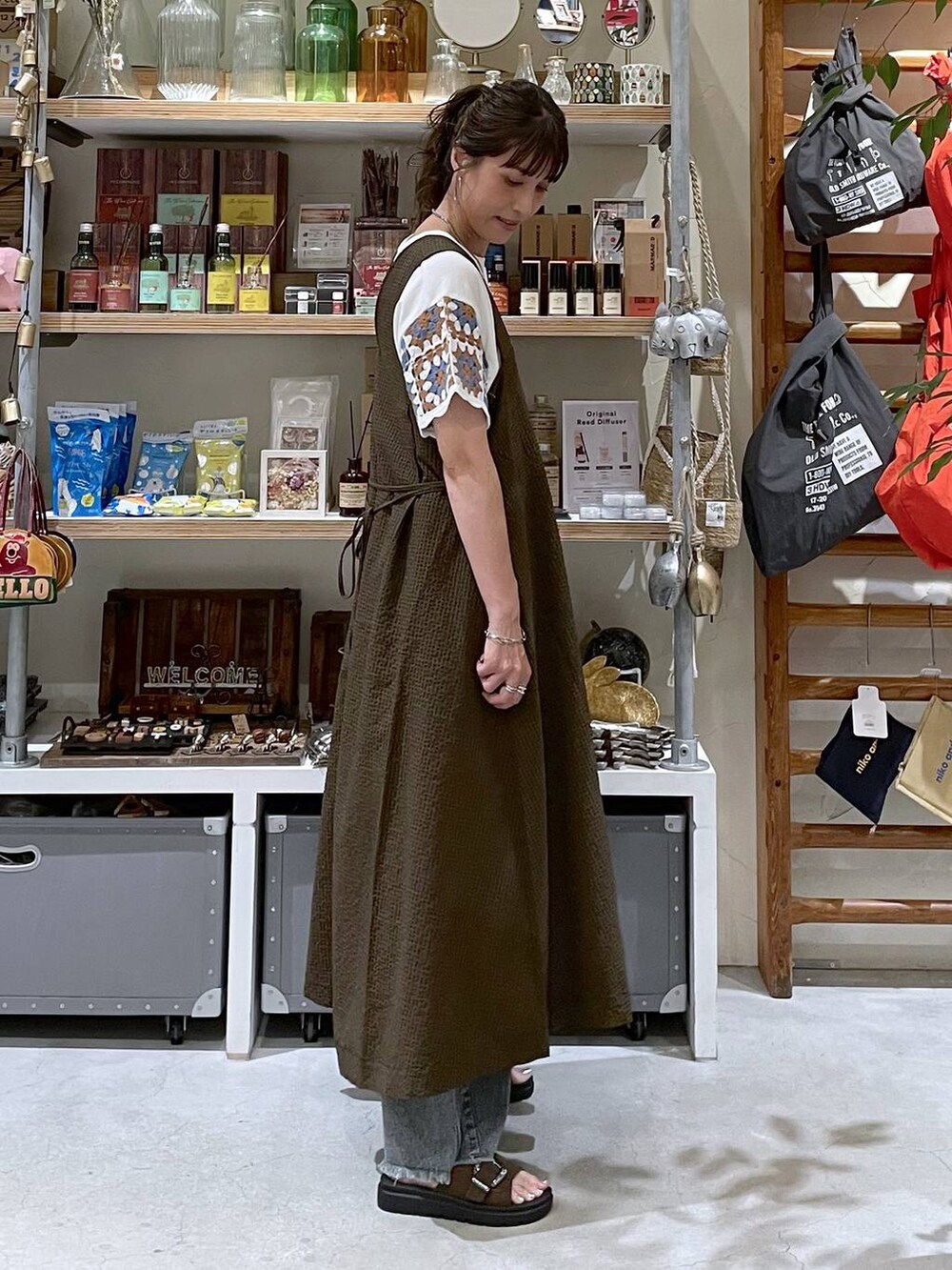「着痩せ・細見え、体型カバー、高身長、休日コーデ、ワンマイル、ママコーデ、リラックス、ラフ、ゆったり、カジュアル、niko and ...、夏コーデ、Tシャツ、ワンピース、デニムパンツ」｜「niko and...のセルフカットバレルパンツ（その他パンツ、ブルー系）」を使った、M I N Oさん（レディース・165cm）の夏コーディネートの7枚目の写真