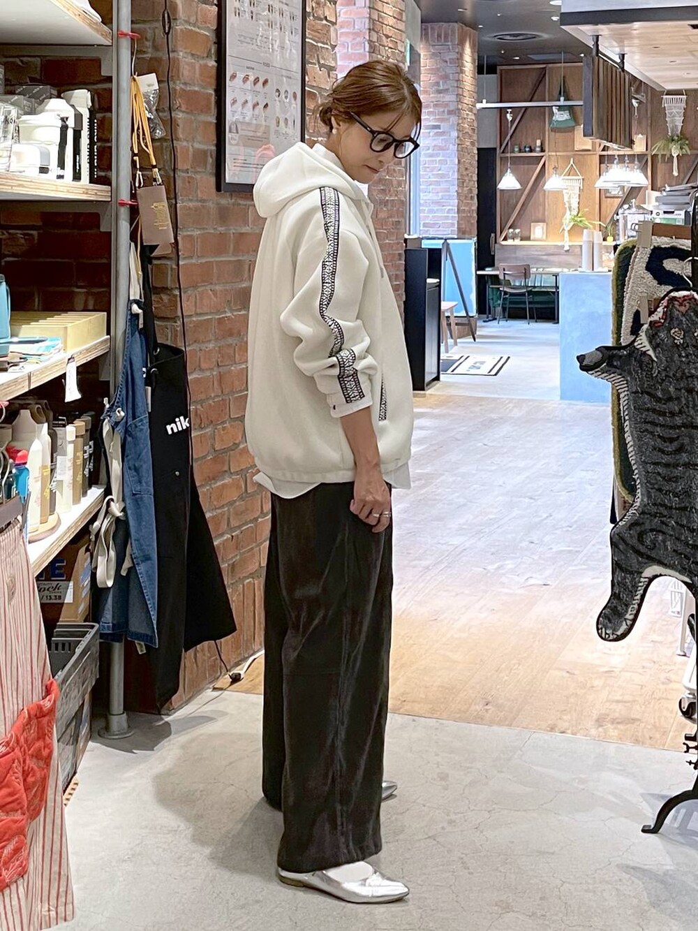 ホワイト系のシャツ/ブラウス、グレー系のその他パンツ、シルバー系のパンプスを着用したレディースの秋コーディネートの6枚目の写真