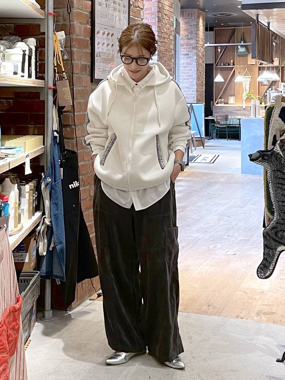ホワイト系のシャツ/ブラウス、グレー系のその他パンツ、シルバー系のパンプスを着用したレディースの秋コーディネートの7枚目の写真