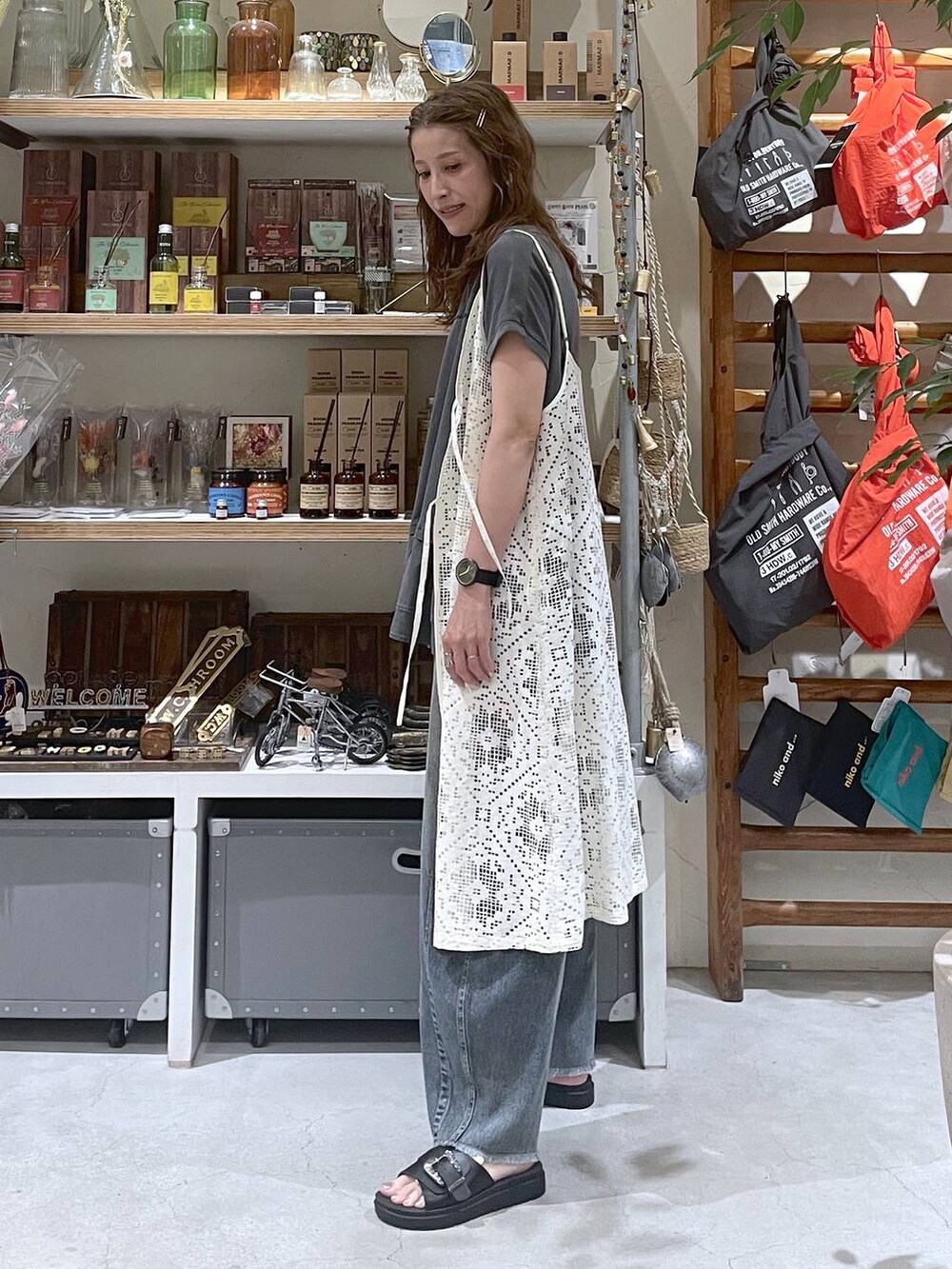 ブルー系のその他パンツ、ブラック系のサンダル、グレー系のTシャツ/カットソーを着用したレディースの夏コーディネートの6枚目の写真