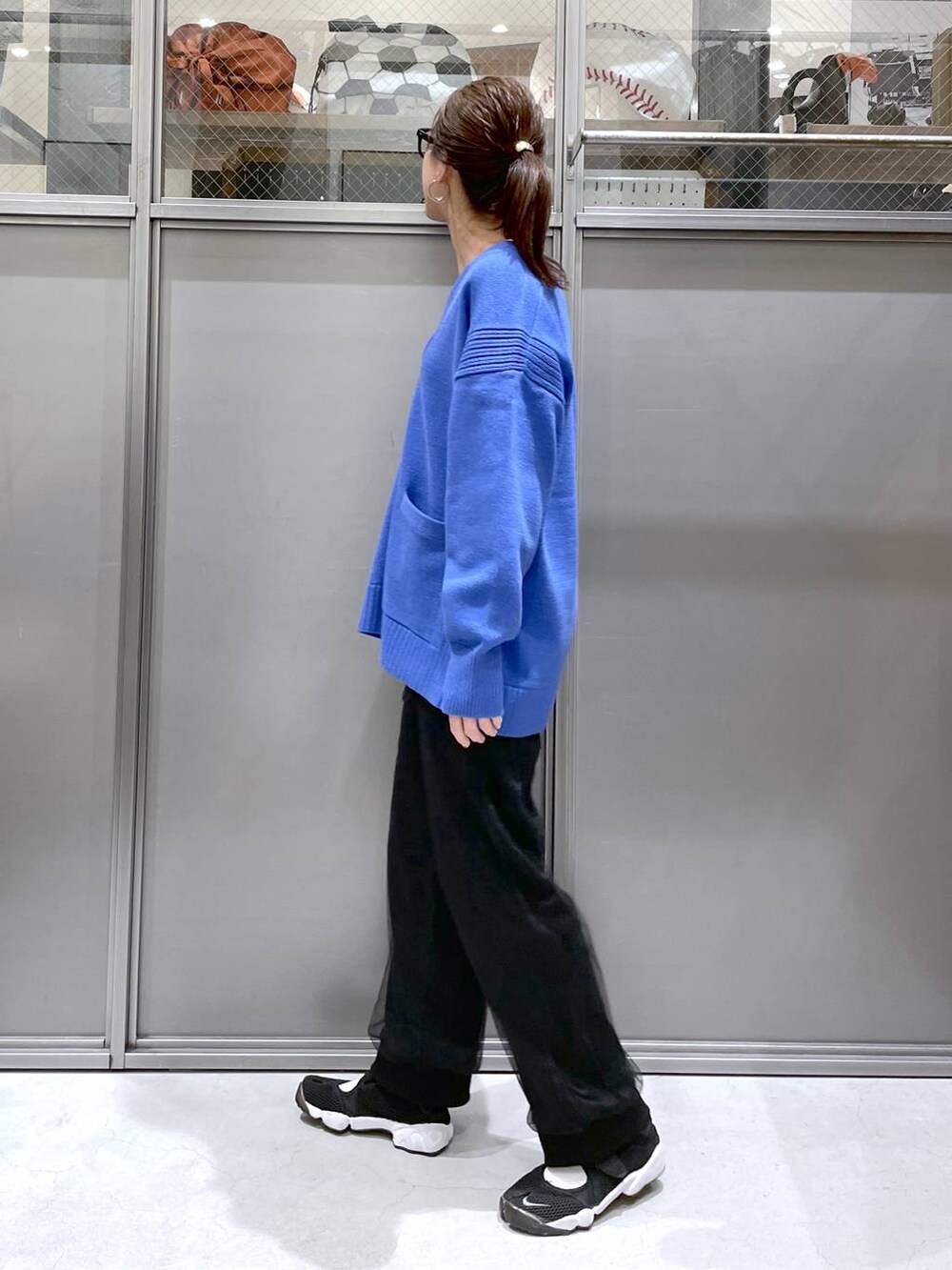 「着痩せ・細見え、体型カバー、高身長、休日コーデ、ワンマイル、ママコーデ、春コーデ、リラックス、ラフ、ゆったり、カジュアル、niko and ...、カーディガン、スウェットパンツ」｜「niko and...の洗えるサイドリブVネックカーディガン（カーディガン/ボレロ、ブルー系）」を使った、M I N Oさん（レディース・165cm）の春コーディネートの2枚目の写真
