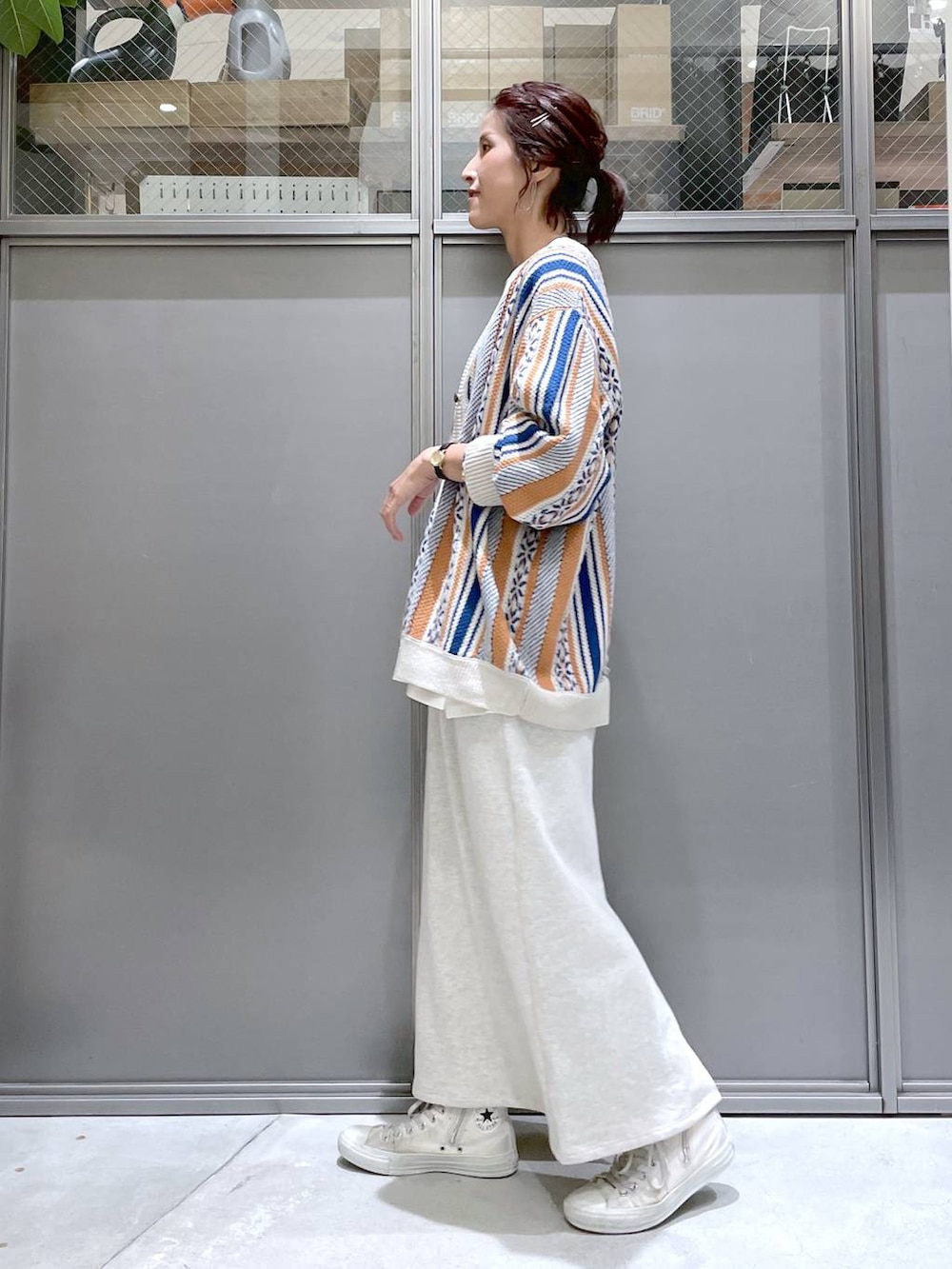 ホワイト系のTシャツ/カットソー、ベージュ系のワンピース、オレンジ系のカーディガン/ボレロを着用したレディースの夏コーディネートの5枚目の写真