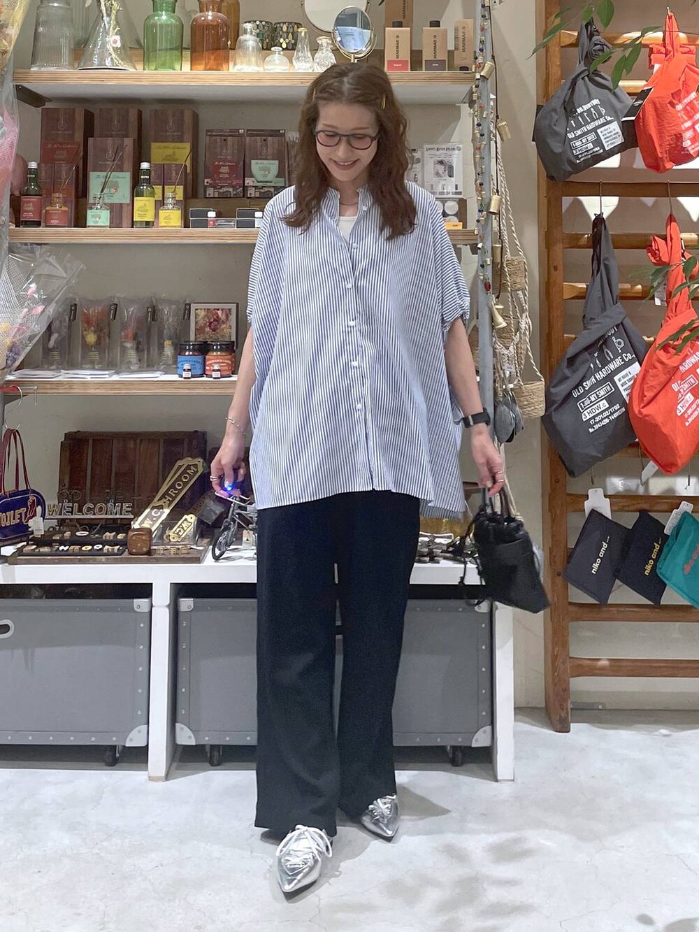 ベージュ系のタンクトップ、ブルー系のシャツ/ブラウス、ブラック系のその他パンツを着用したレディースの夏コーディネートの7枚目の写真