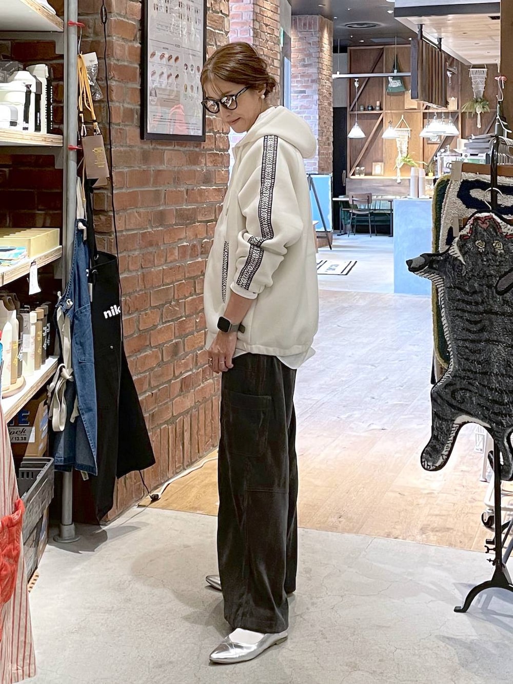 ホワイト系のシャツ/ブラウス、グレー系のその他パンツ、シルバー系のパンプスを着用したレディースの秋コーディネートの2枚目の写真