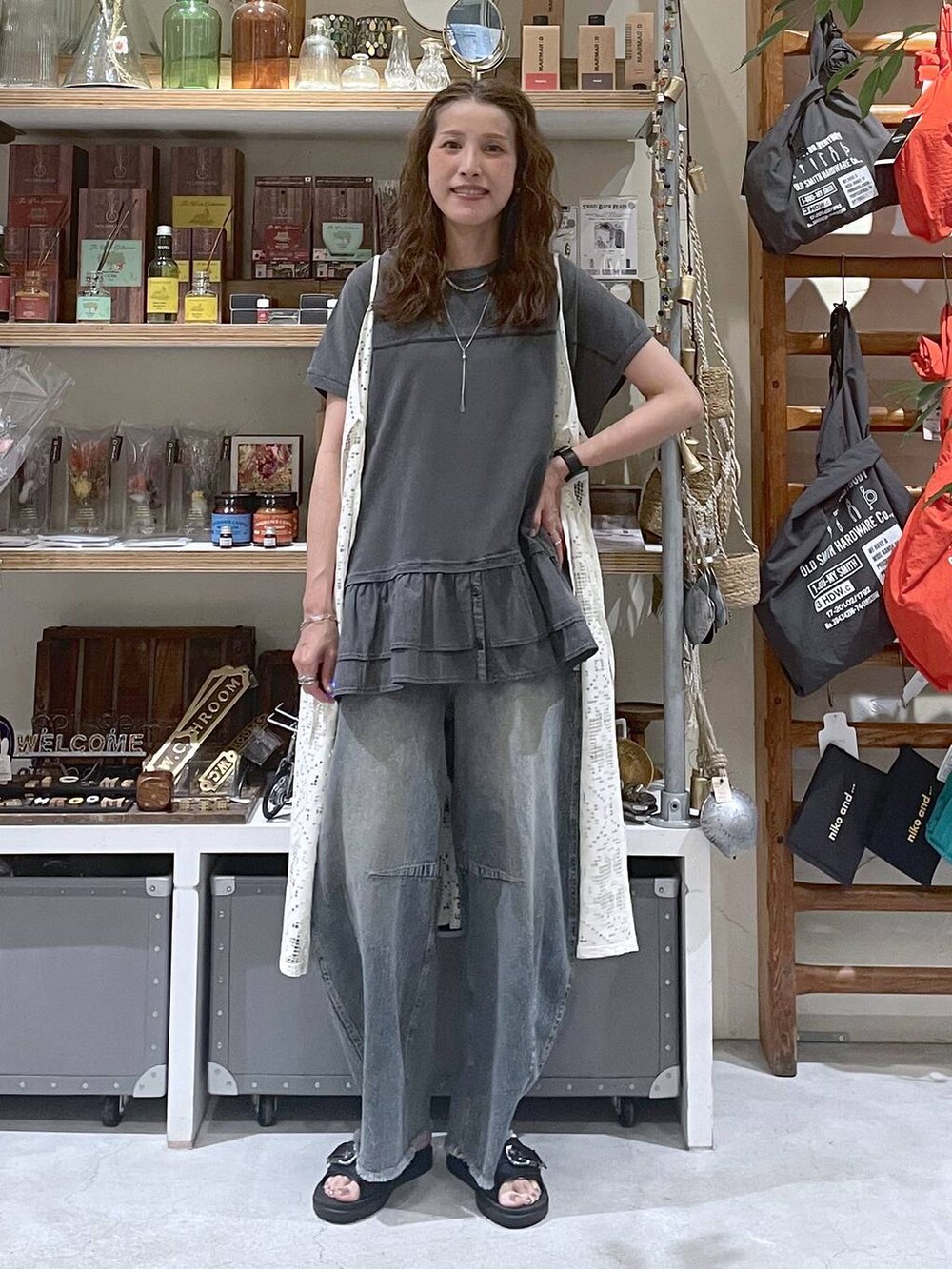 ブルー系のその他パンツ、ブラック系のサンダル、グレー系のTシャツ/カットソーを着用したレディースの夏コーディネートの8枚目の写真