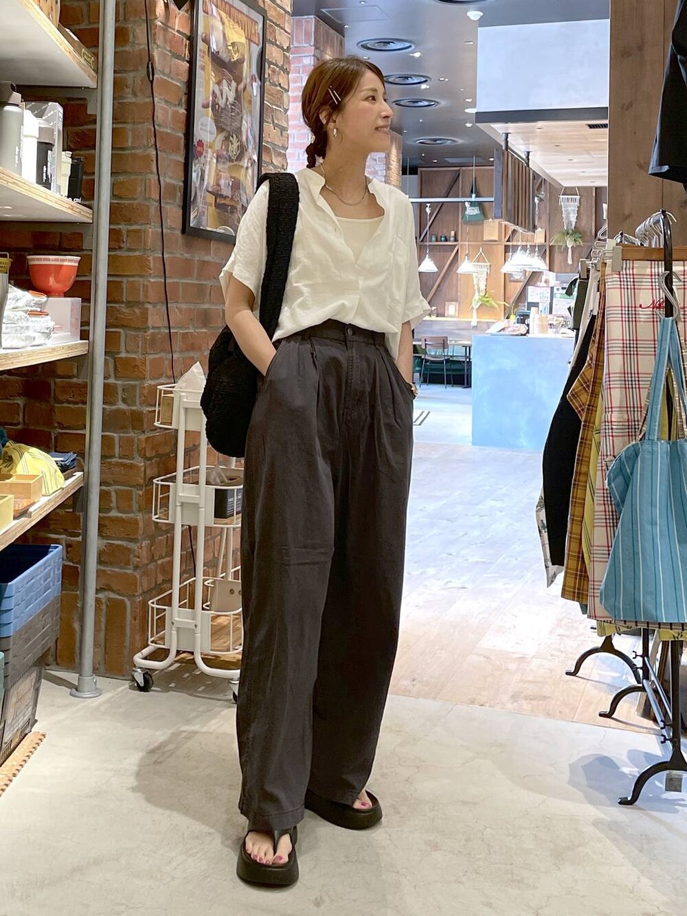 ブラック系のサンダル、ベージュ系のキャミソール、ホワイト系のシャツ/ブラウスを着用したレディースの春コーディネートの7枚目の写真