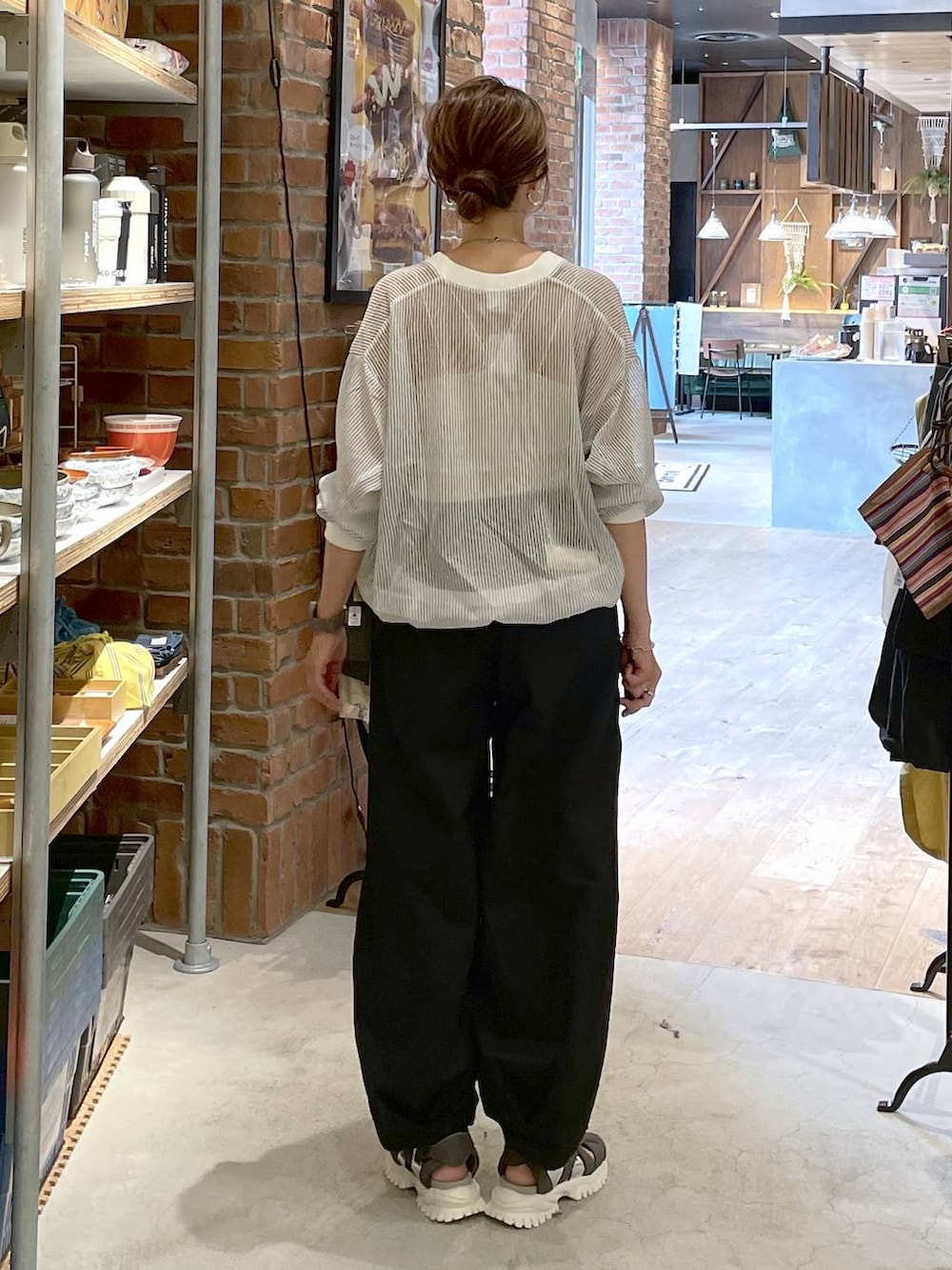 ホワイト系のカーディガン/ボレロ、ベージュ系のキャミソール、ブラック系のその他パンツを着用したレディースの夏コーディネートの4枚目の写真