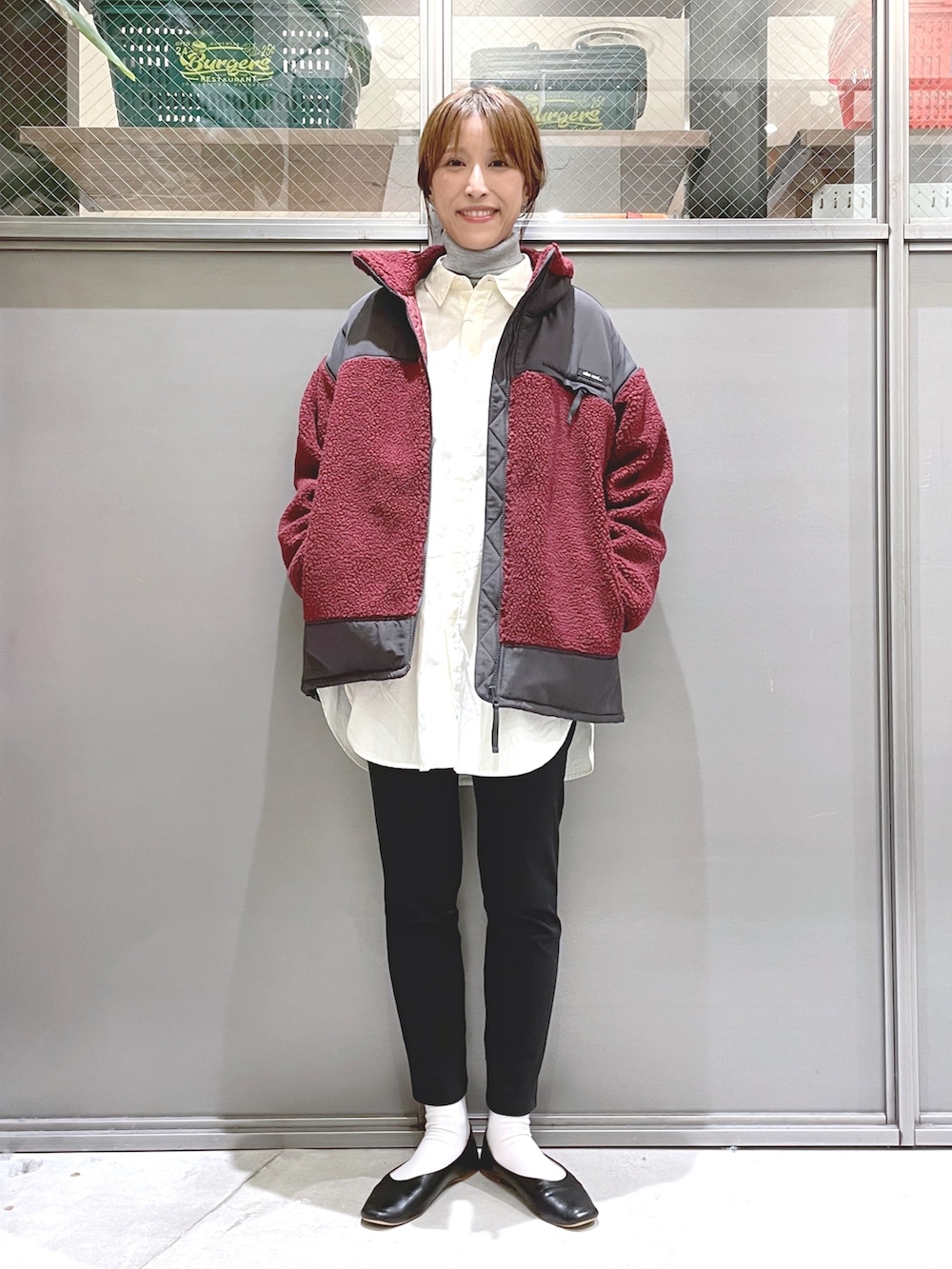 ホワイト系のシャツ/ブラウス、グレー系のTシャツ/カットソー、レッド系のブルゾンを着用したレディースの秋コーディネートの5枚目の写真