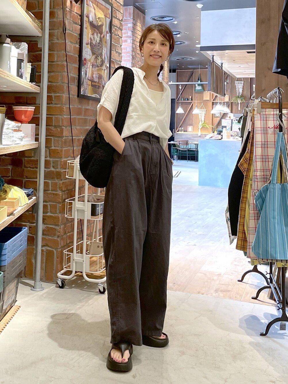 ブラック系のサンダル、ベージュ系のキャミソール、ホワイト系のシャツ/ブラウスを着用したレディースの春コーディネートの8枚目の写真