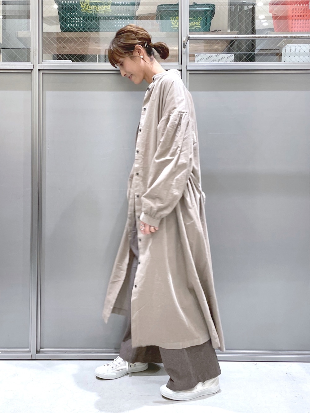 ブラウン系のその他パンツ、ホワイト系のTシャツ/カットソー、ベージュ系のワンピースを着用したレディースの冬コーディネートの2枚目の写真