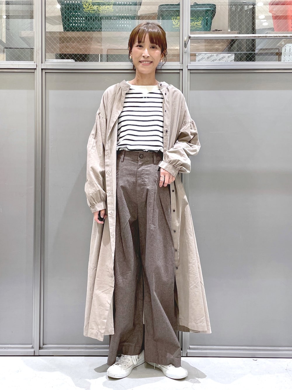 ブラウン系のその他パンツ、ホワイト系のTシャツ/カットソー、ベージュ系のワンピースを着用したレディースの冬コーディネートの5枚目の写真
