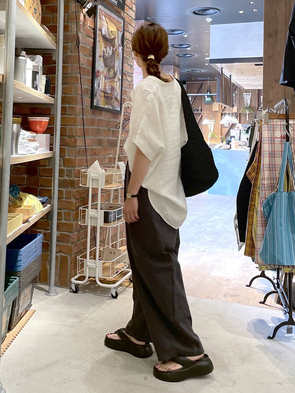 ブラック系のサンダル、ベージュ系のキャミソール、ホワイト系のシャツ/ブラウスを着用したレディースの春コーディネートの4枚目の写真