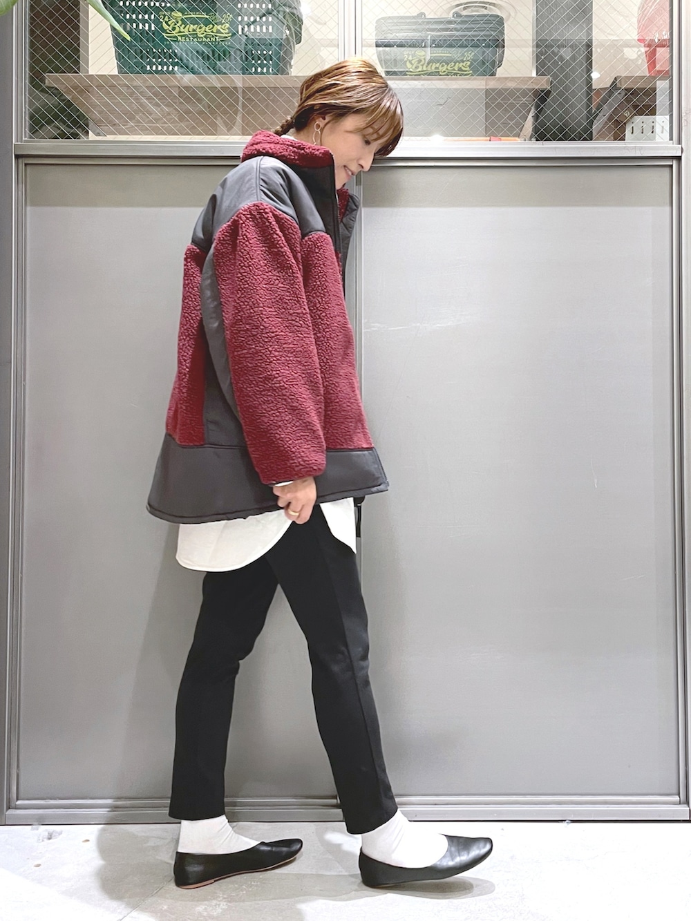 ホワイト系のシャツ/ブラウス、グレー系のTシャツ/カットソー、レッド系のブルゾンを着用したレディースの秋コーディネートの4枚目の写真