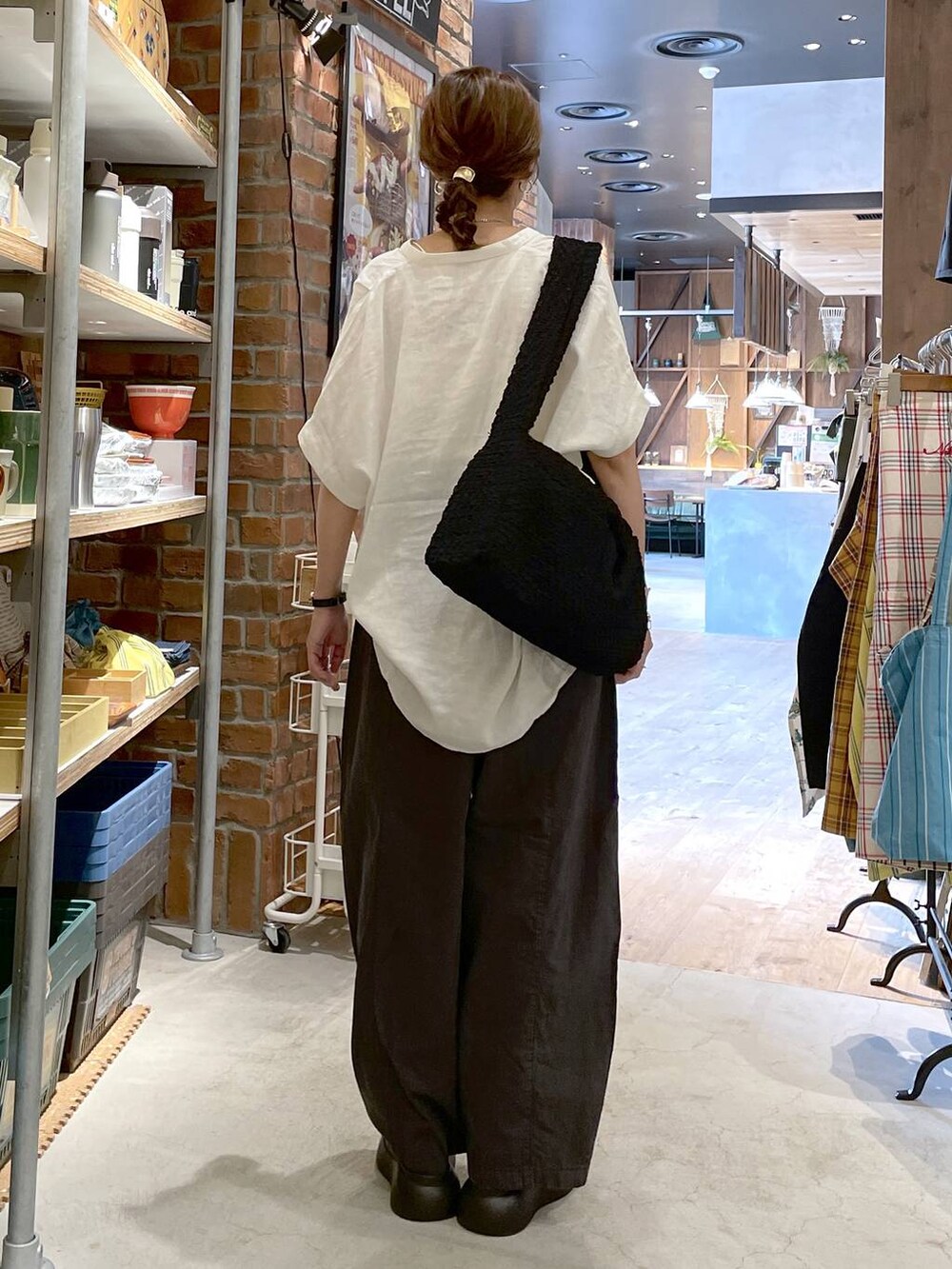 ブラック系のサンダル、ベージュ系のキャミソール、ホワイト系のシャツ/ブラウスを着用したレディースの春コーディネートの3枚目の写真