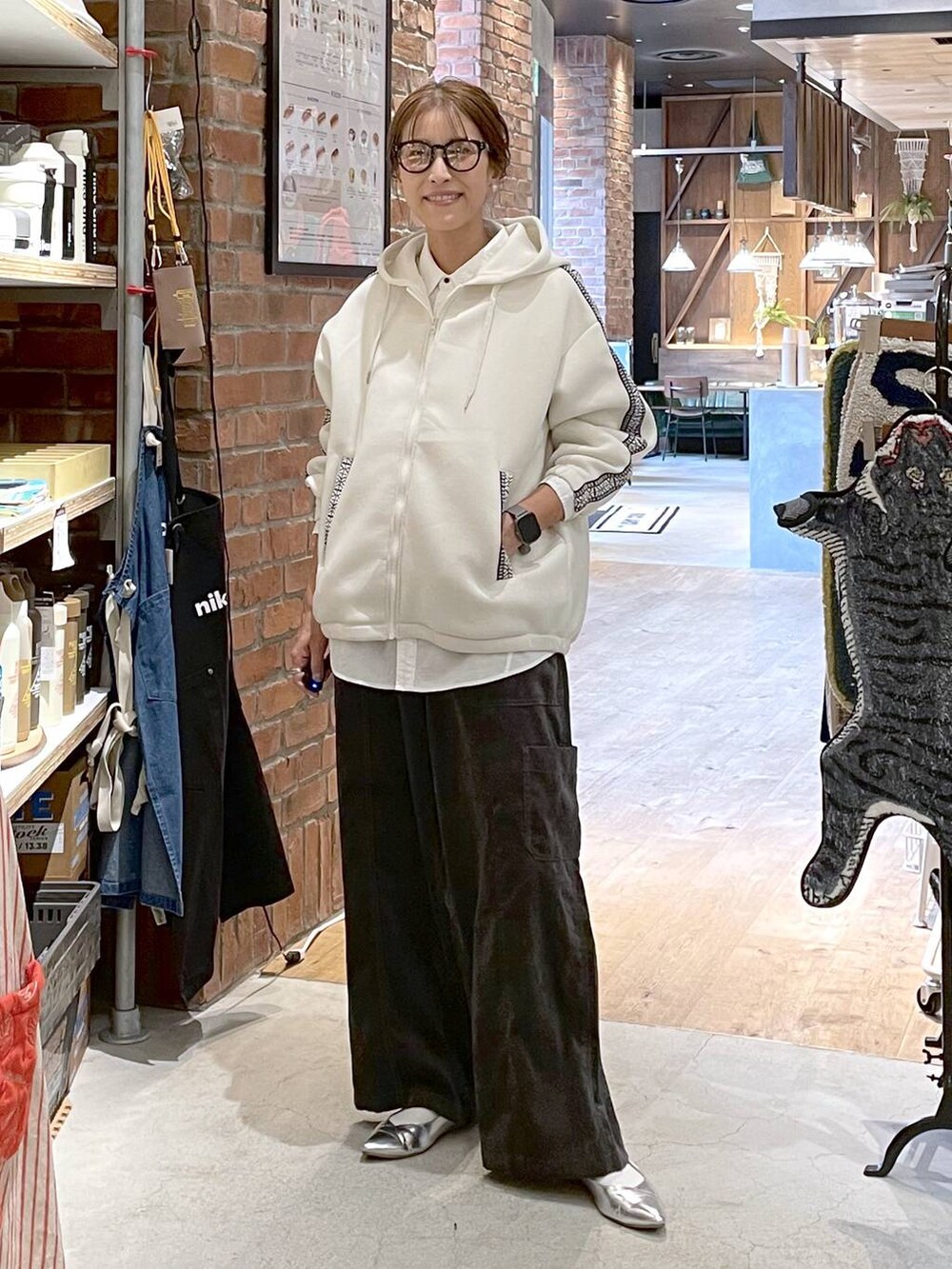 ホワイト系のシャツ/ブラウス、グレー系のその他パンツ、シルバー系のパンプスを着用したレディースの秋コーディネートの8枚目の写真