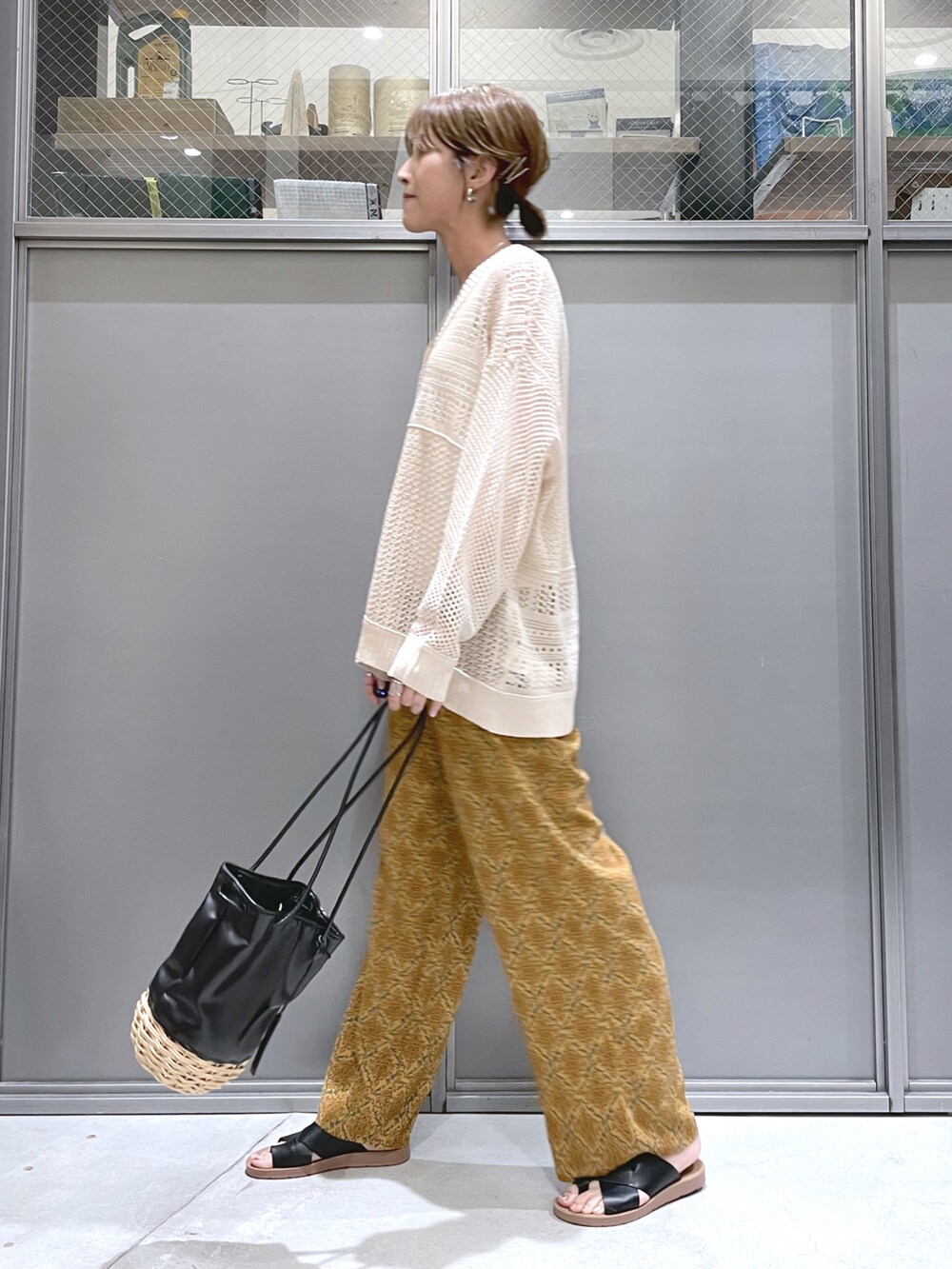 ベージュ系のカーディガン/ボレロ、ブラウン系のその他パンツ、ブラック系のトートバッグを着用したレディースの夏コーディネートの4枚目の写真