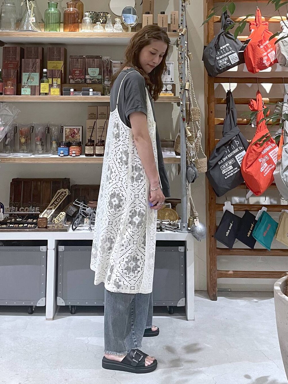 ブルー系のその他パンツ、ブラック系のサンダル、グレー系のTシャツ/カットソーを着用したレディースの夏コーディネートの2枚目の写真