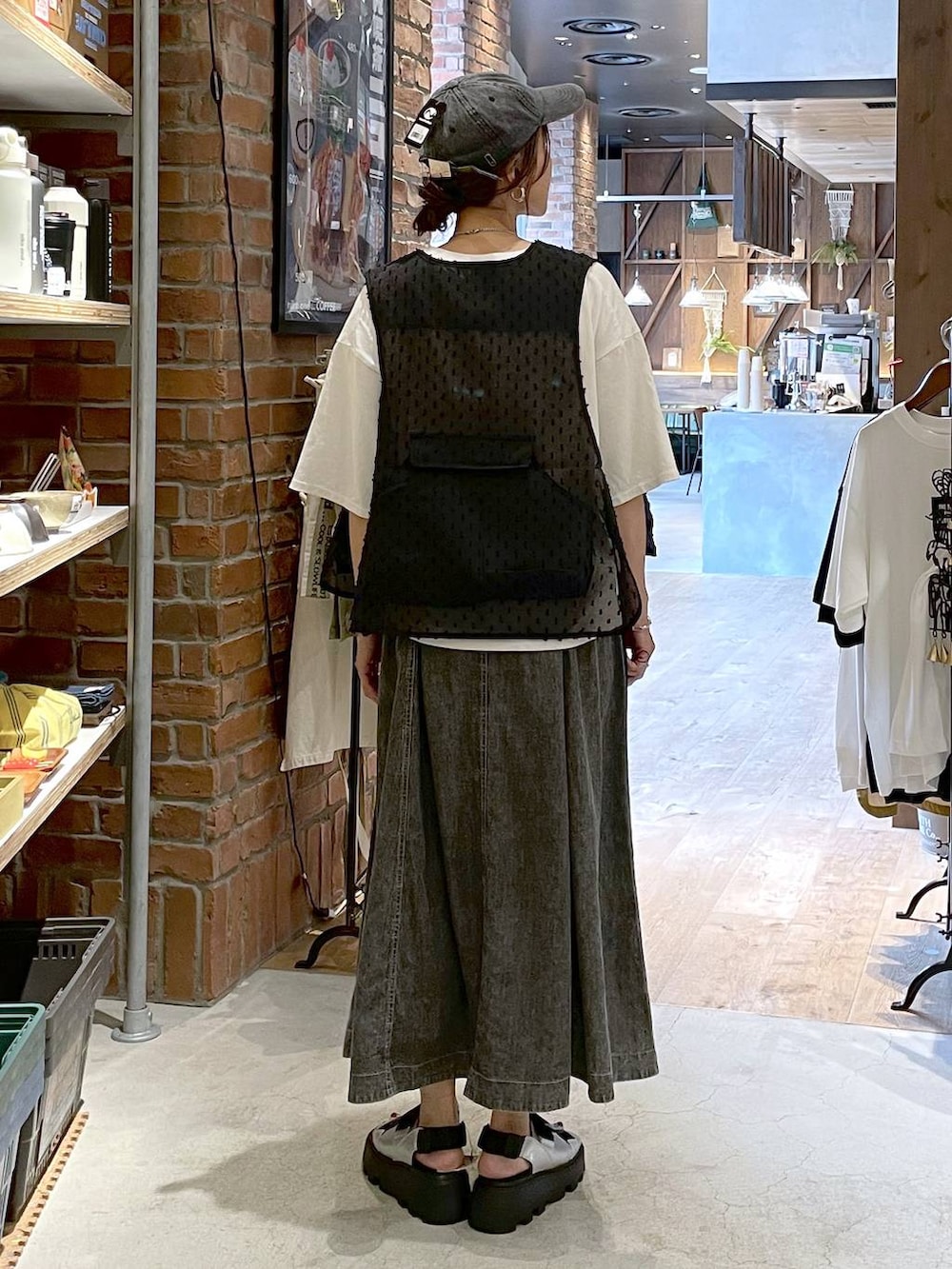 グレー系のサンダル、グレー系のスカート、ホワイト系のTシャツ/カットソーを着用したレディースの夏コーディネートの5枚目の写真