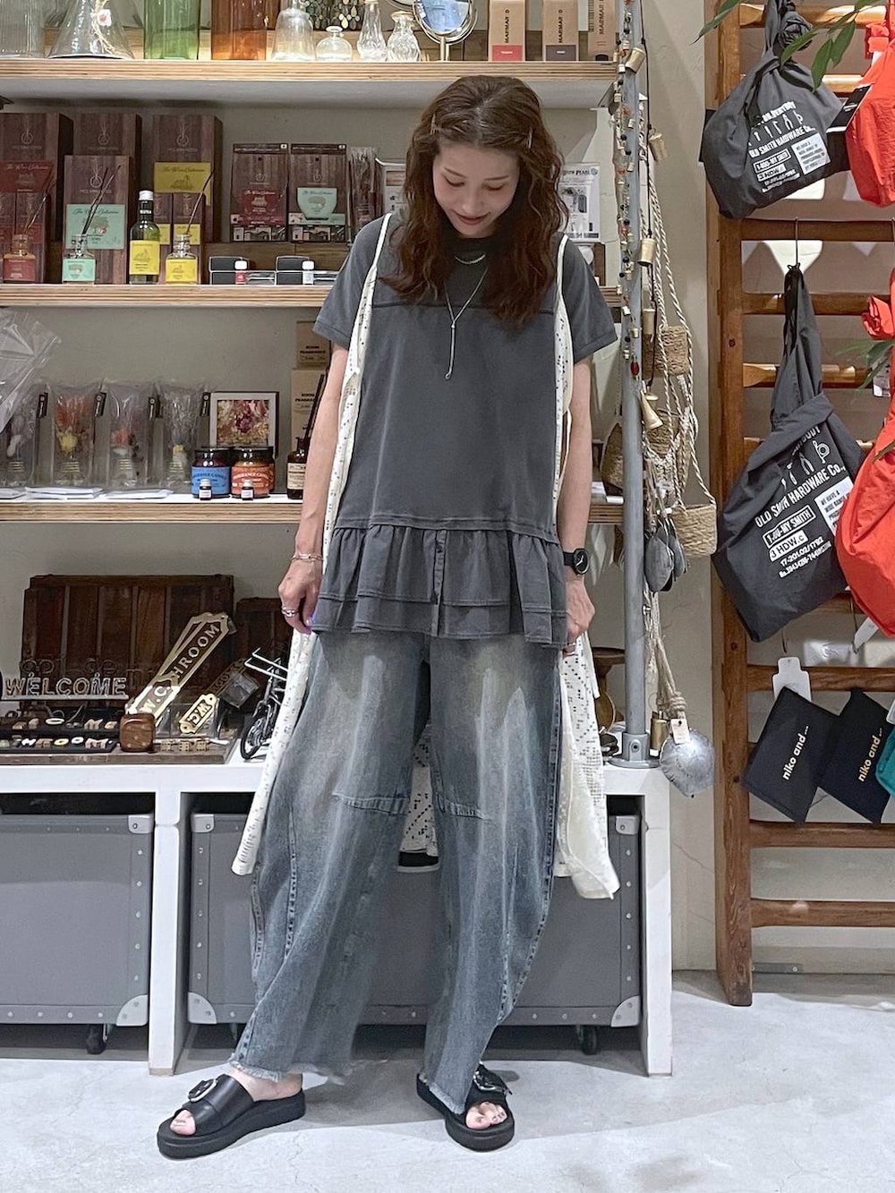 ブルー系のその他パンツ、ブラック系のサンダル、グレー系のTシャツ/カットソーを着用したレディースの夏コーディネートの7枚目の写真