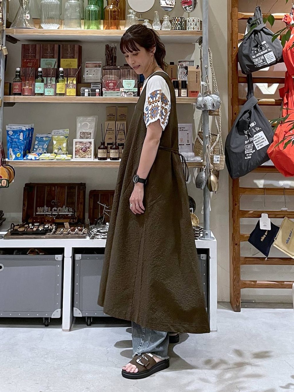 「着痩せ・細見え、体型カバー、高身長、休日コーデ、ワンマイル、ママコーデ、リラックス、ラフ、ゆったり、カジュアル、niko and ...、夏コーデ、Tシャツ、ワンピース、デニムパンツ」｜「niko and...のセルフカットバレルパンツ（その他パンツ、ブルー系）」を使った、M I N Oさん（レディース・165cm）の夏コーディネートの2枚目の写真