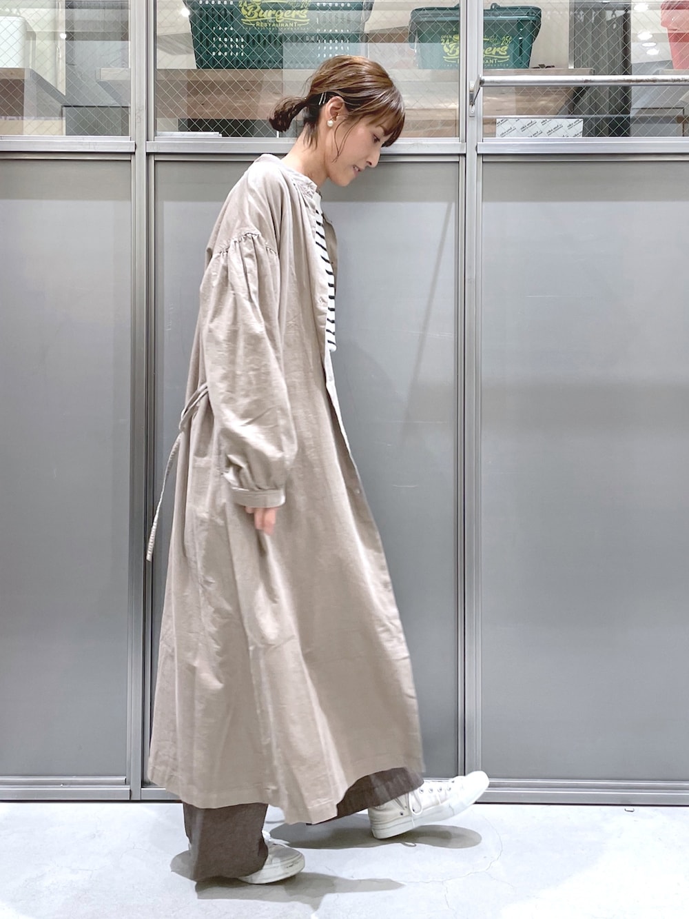 ブラウン系のその他パンツ、ホワイト系のTシャツ/カットソー、ベージュ系のワンピースを着用したレディースの冬コーディネートの4枚目の写真