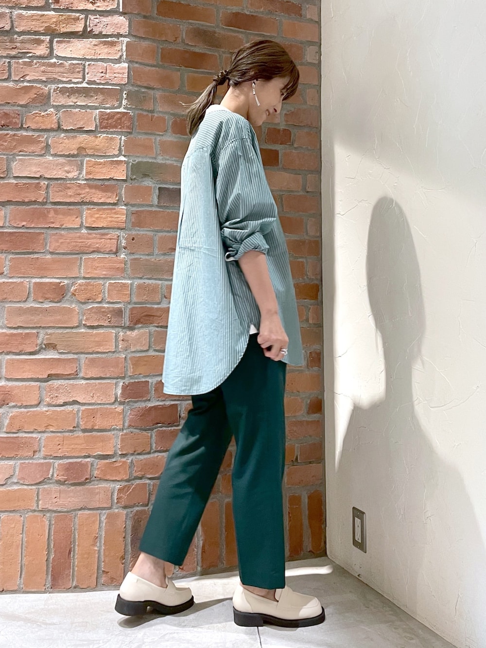 グリーン系のシャツ/ブラウス、グリーン系のその他パンツ、ベージュ系のローファーを着用したレディースの夏コーディネートの2枚目の写真