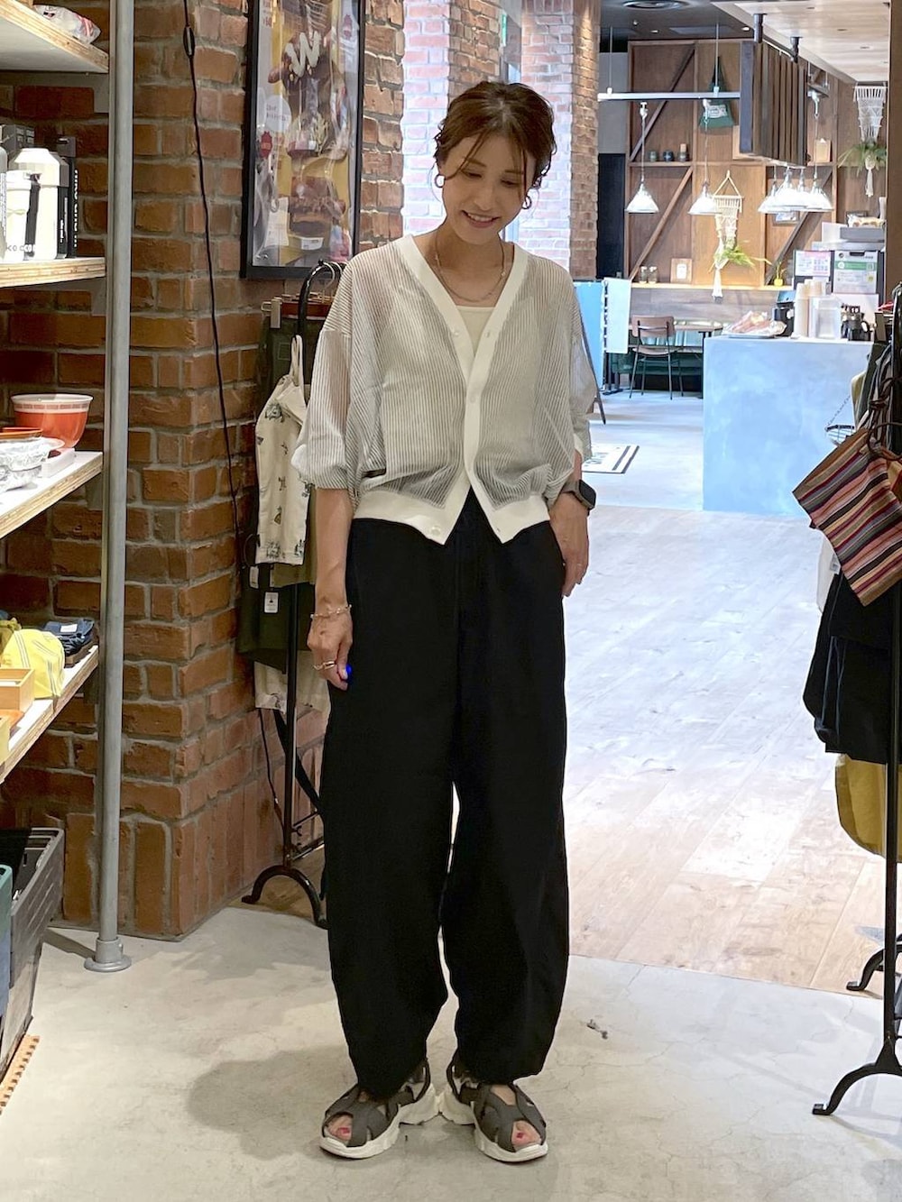 ホワイト系のカーディガン/ボレロ、ベージュ系のキャミソール、ブラック系のその他パンツを着用したレディースの夏コーディネートの7枚目の写真