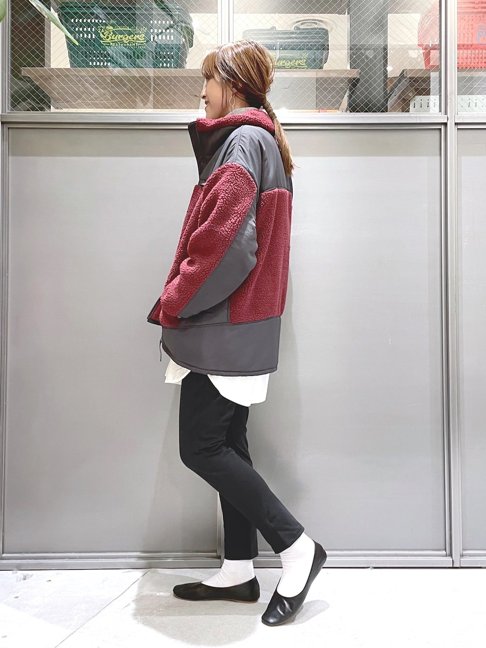 ホワイト系のシャツ/ブラウス、グレー系のTシャツ/カットソー、レッド系のブルゾンを着用したレディースの秋コーディネートの2枚目の写真