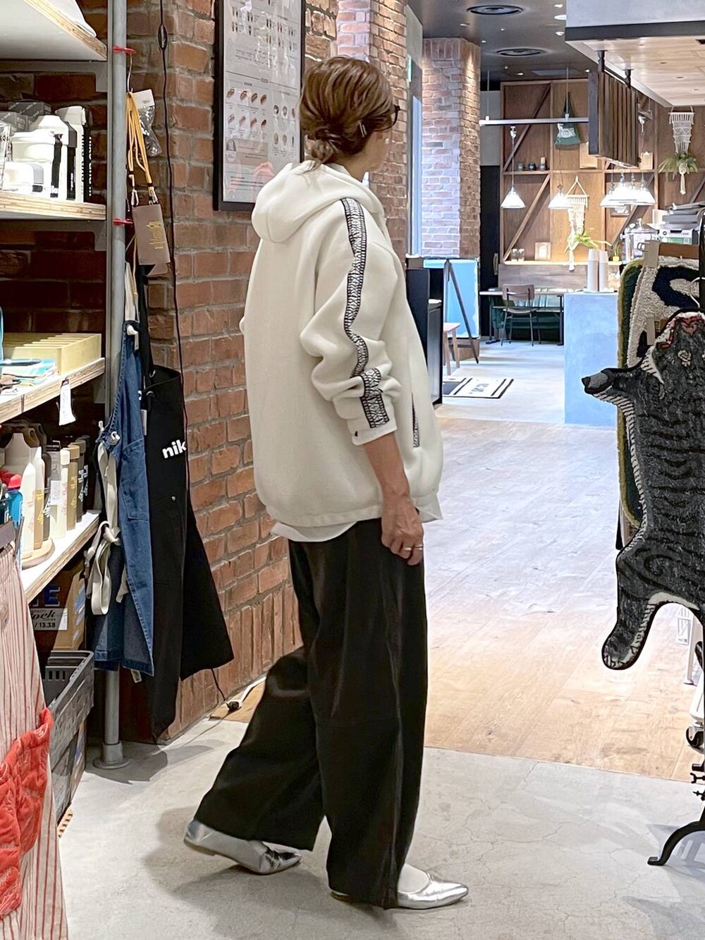 ホワイト系のシャツ/ブラウス、グレー系のその他パンツ、シルバー系のパンプスを着用したレディースの秋コーディネートの5枚目の写真