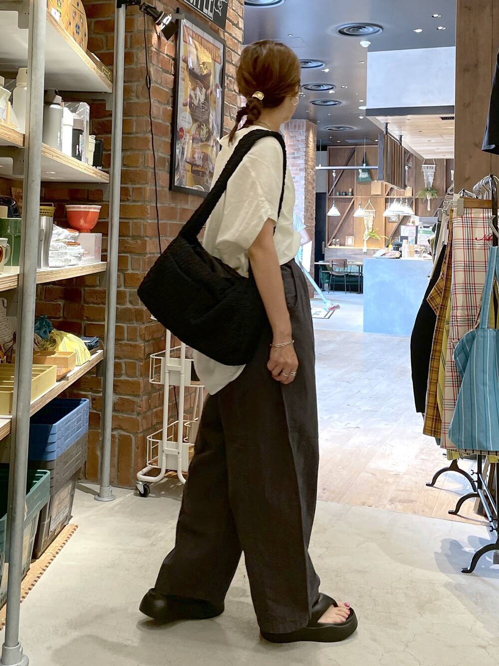 ブラック系のサンダル、ベージュ系のキャミソール、ホワイト系のシャツ/ブラウスを着用したレディースの春コーディネートの2枚目の写真