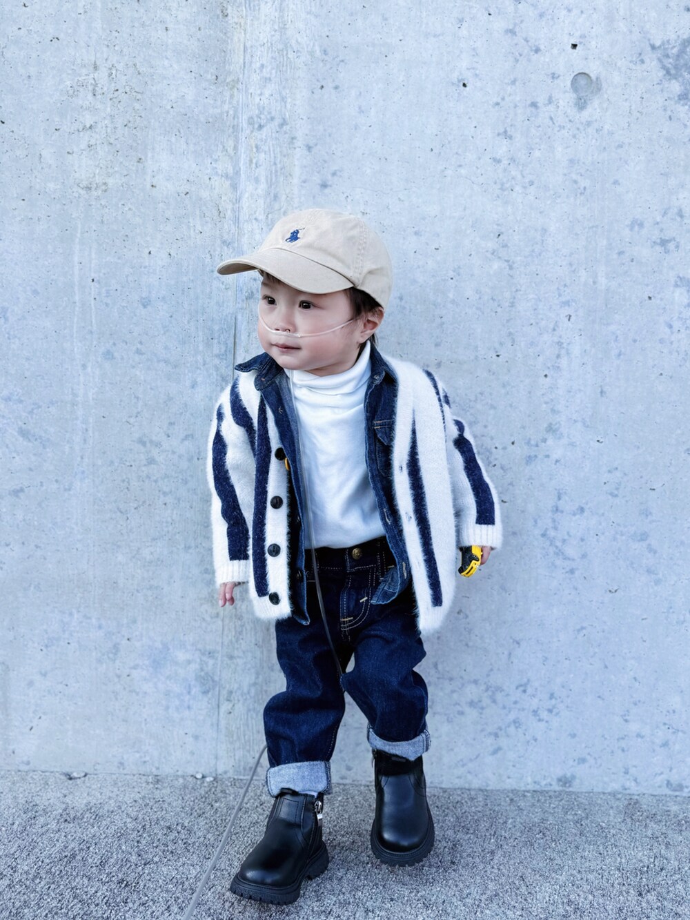ホワイト系のトップス、ブルー系のシャツ/ブラウス、ブルー系のカーディガン/ボレロを着用したキッズの秋コーディネートの2枚目の写真