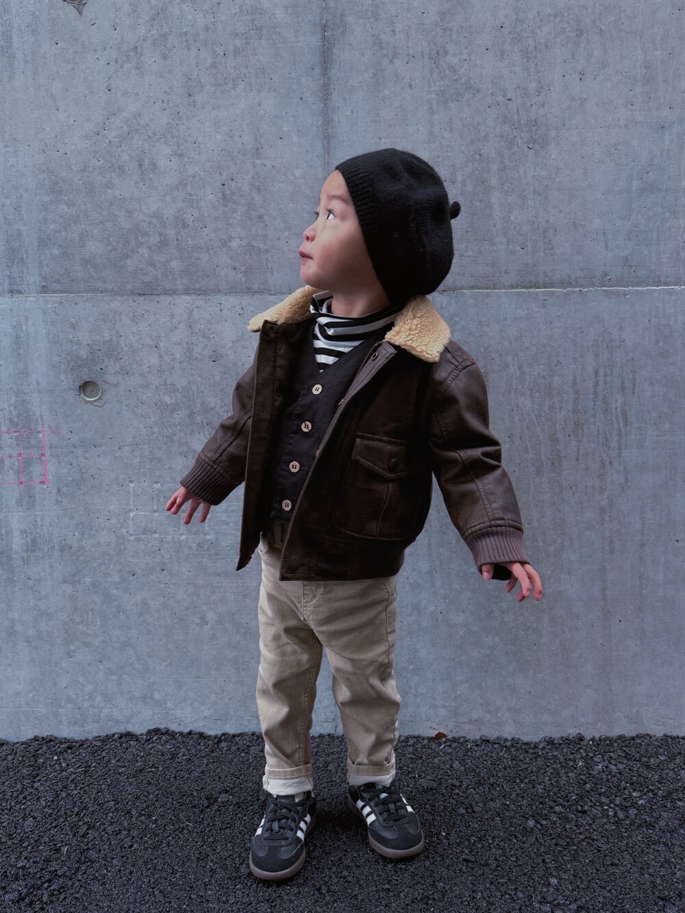 ベージュ系のデニムパンツ、ブラック系のスニーカーを着用したキッズの冬コーディネートの2枚目の写真