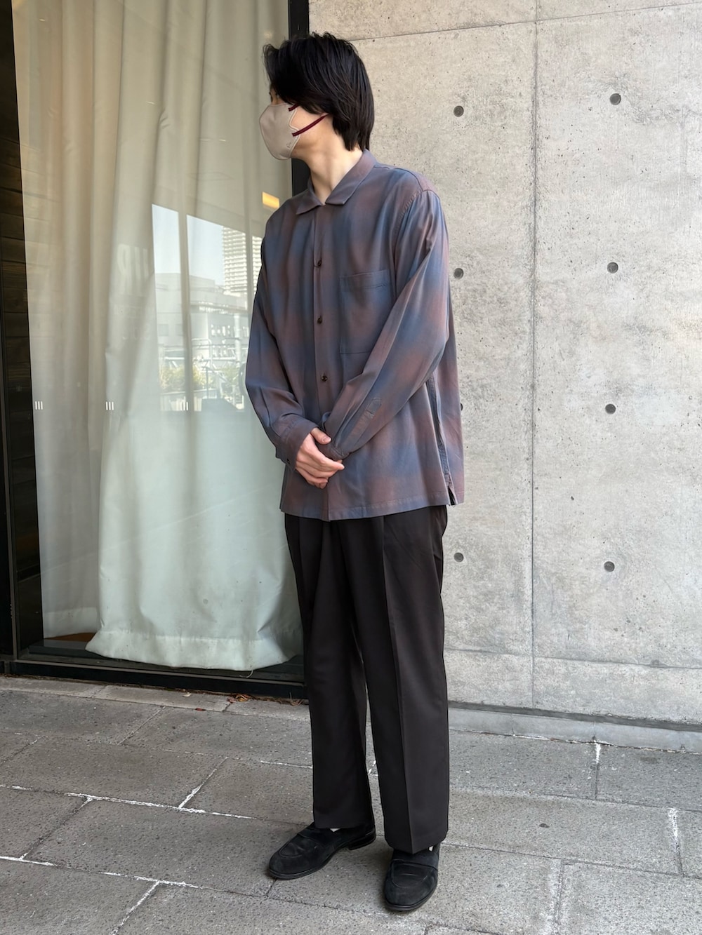 ピンク系のシャツ/ブラウス、ブラック系のその他パンツを着用したメンズの春コーディネートの2枚目の写真