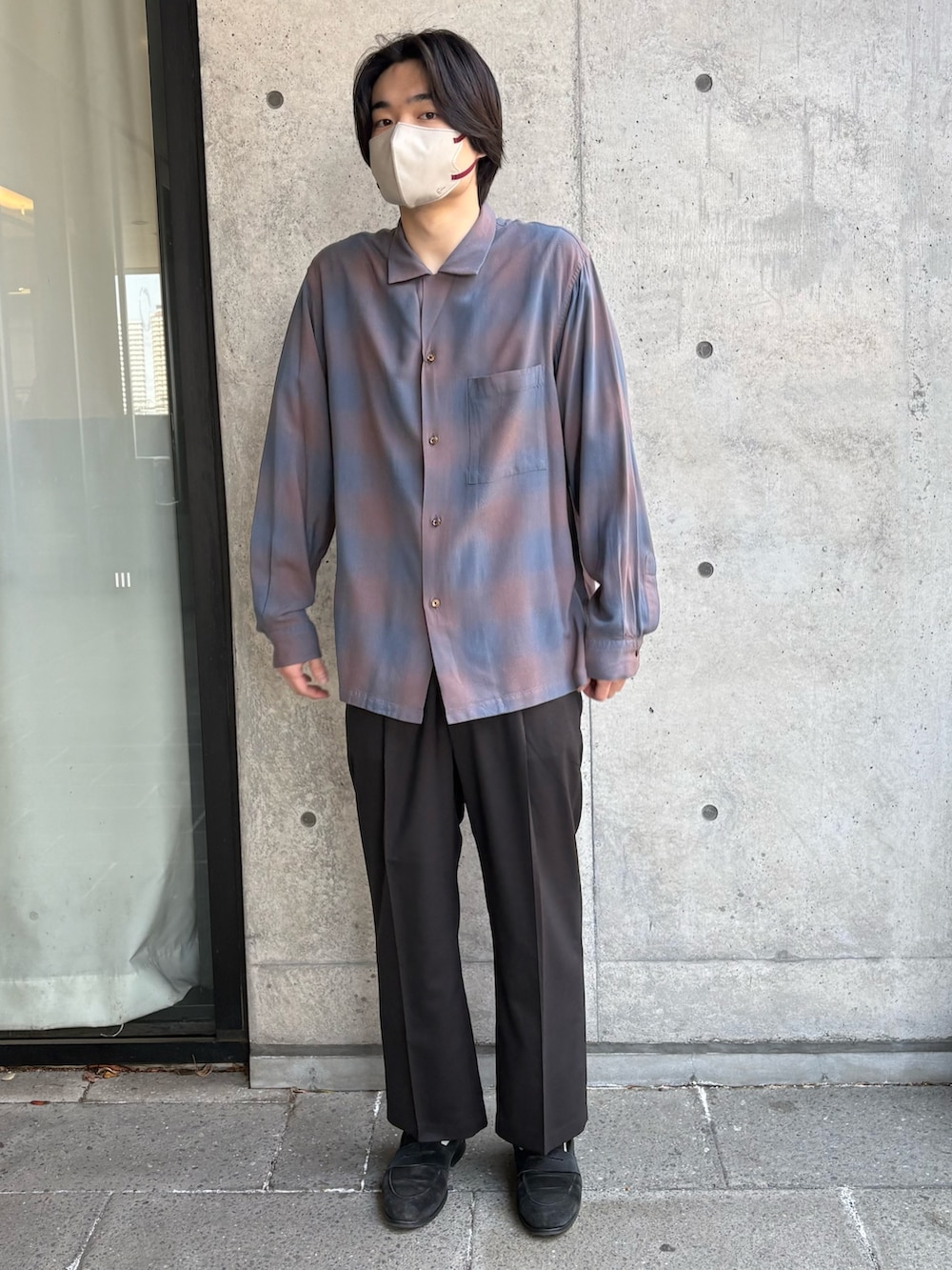 ピンク系のシャツ/ブラウス、ブラック系のその他パンツを着用したメンズの春コーディネートの3枚目の写真