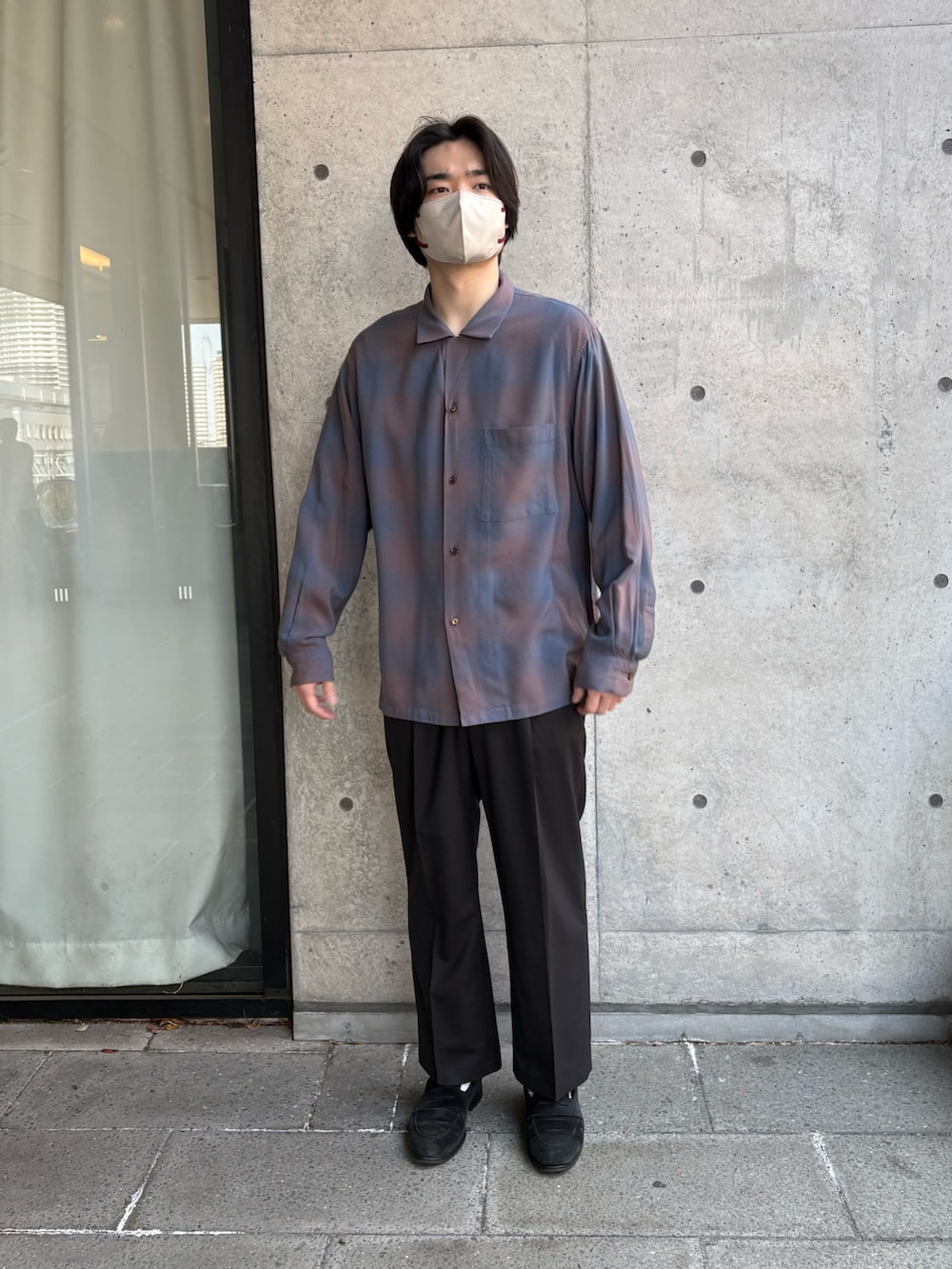 ピンク系のシャツ/ブラウス、ブラック系のその他パンツを着用したメンズの春コーディネートの4枚目の写真