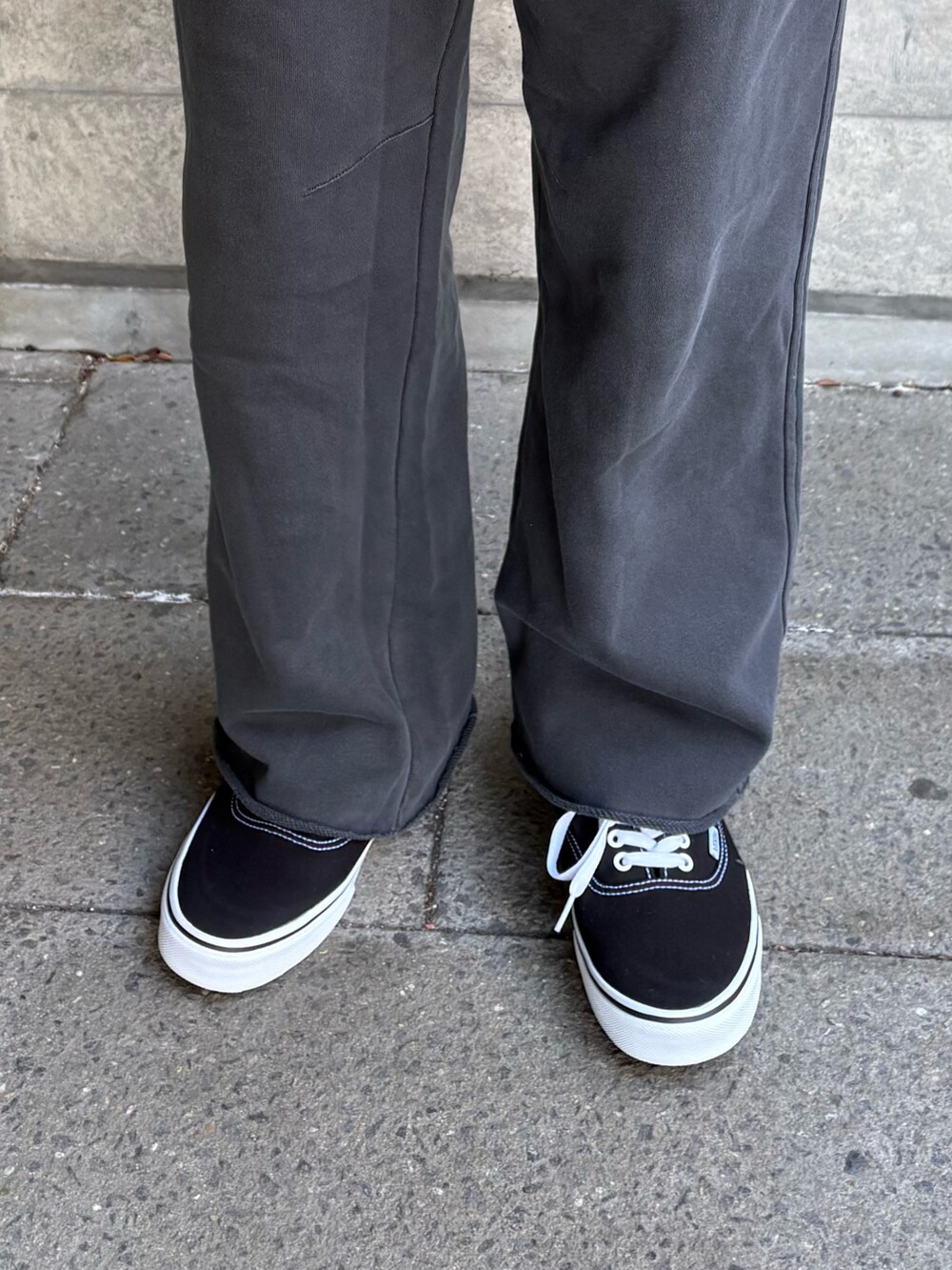 ブルー系のデニムジャケット、イエロー系のシャツ/ブラウス、ホワイト系のTシャツ/カットソーを着用したメンズの春コーディネートの5枚目の写真