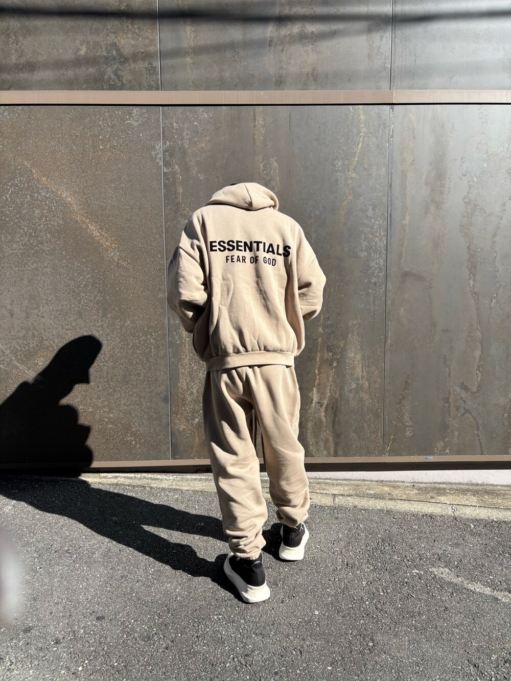 ベージュ系のパーカー、ベージュ系のスウェットパンツを着用したメンズの秋コーディネートの2枚目の写真