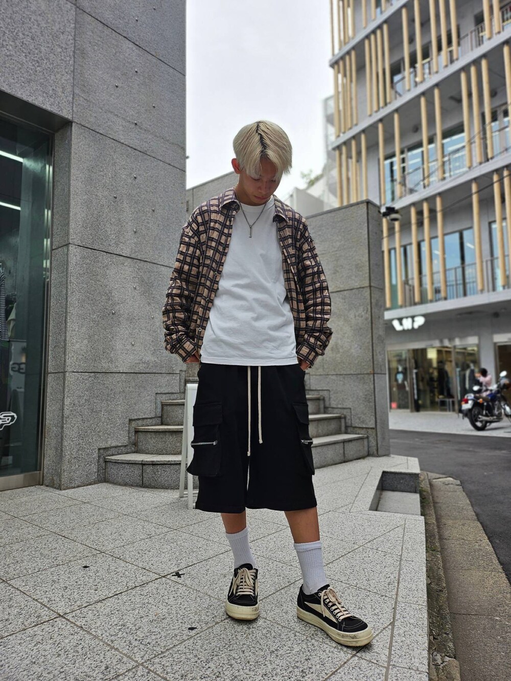 ホワイト系のその他パンツを着用したメンズの春コーディネートの2枚目の写真