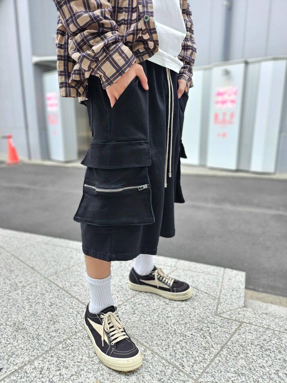 ホワイト系のその他パンツを着用したメンズの春コーディネートの4枚目の写真