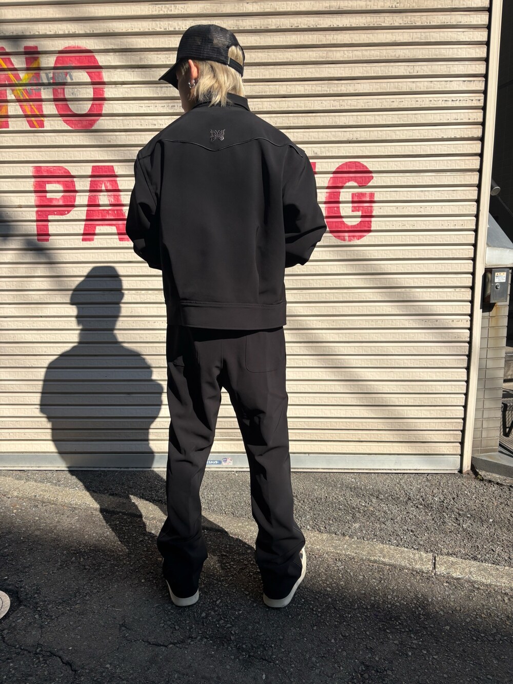 ブラック系のジャケット/アウター、ブラック系のジャケット/アウターを着用したメンズの冬コーディネートの2枚目の写真