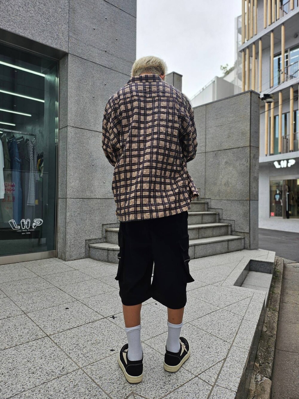 ホワイト系のその他パンツを着用したメンズの春コーディネートの3枚目の写真