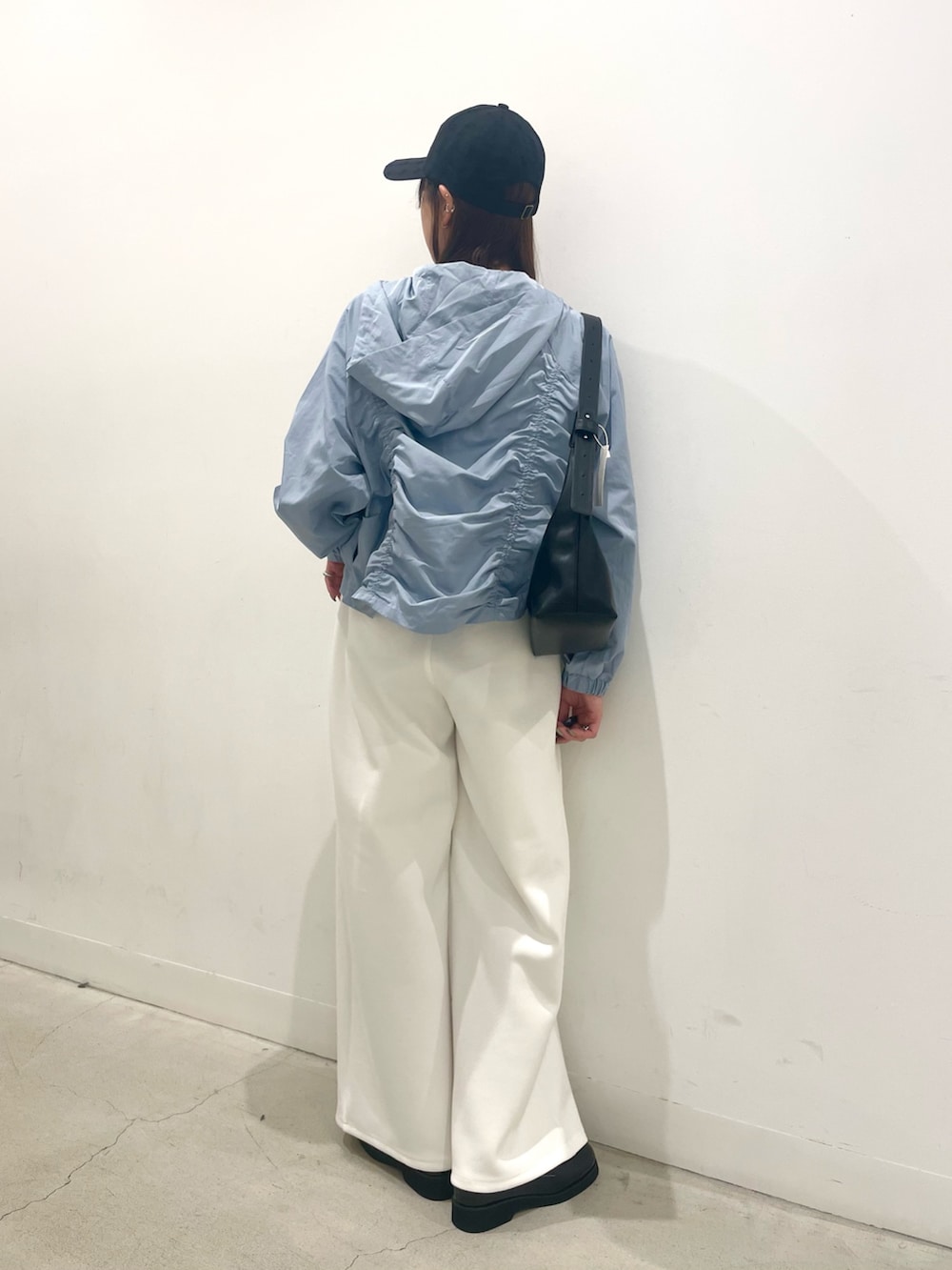 ブラック系のサンダル、ブラック系のハンドバッグ、ホワイト系のその他パンツを着用したレディースの春コーディネートの3枚目の写真