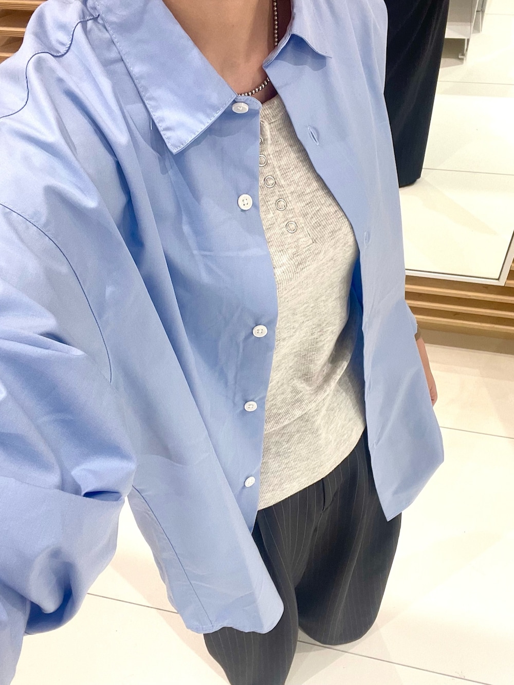 グレー系のその他パンツ、グレー系のタンクトップ、ブルー系のシャツ/ブラウスを着用したレディースの秋コーディネートの4枚目の写真