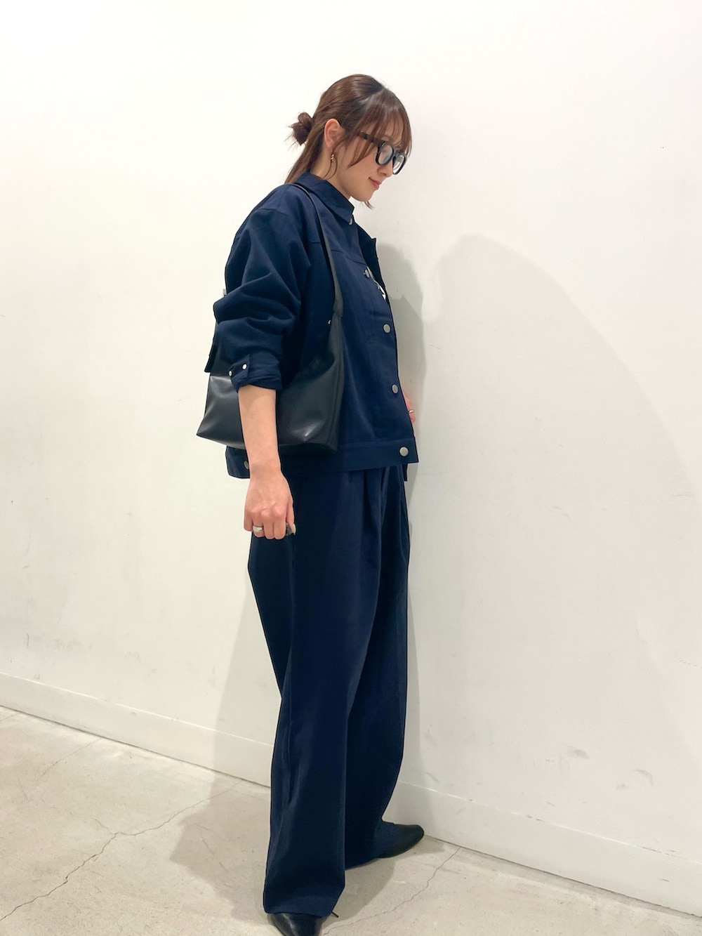 ブラック系のその他シューズ、ブラック系のハンドバッグ、ブルー系のその他パンツを着用したレディースの春コーディネートの3枚目の写真