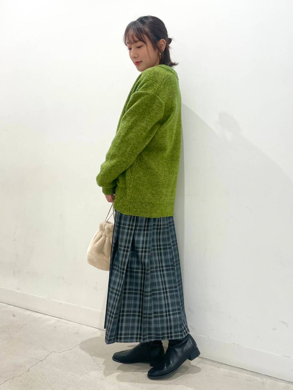 ブラック系のブーツ、グレー系のTシャツ/カットソー、ホワイト系のショルダーバッグを着用したレディースの秋コーディネートの3枚目の写真