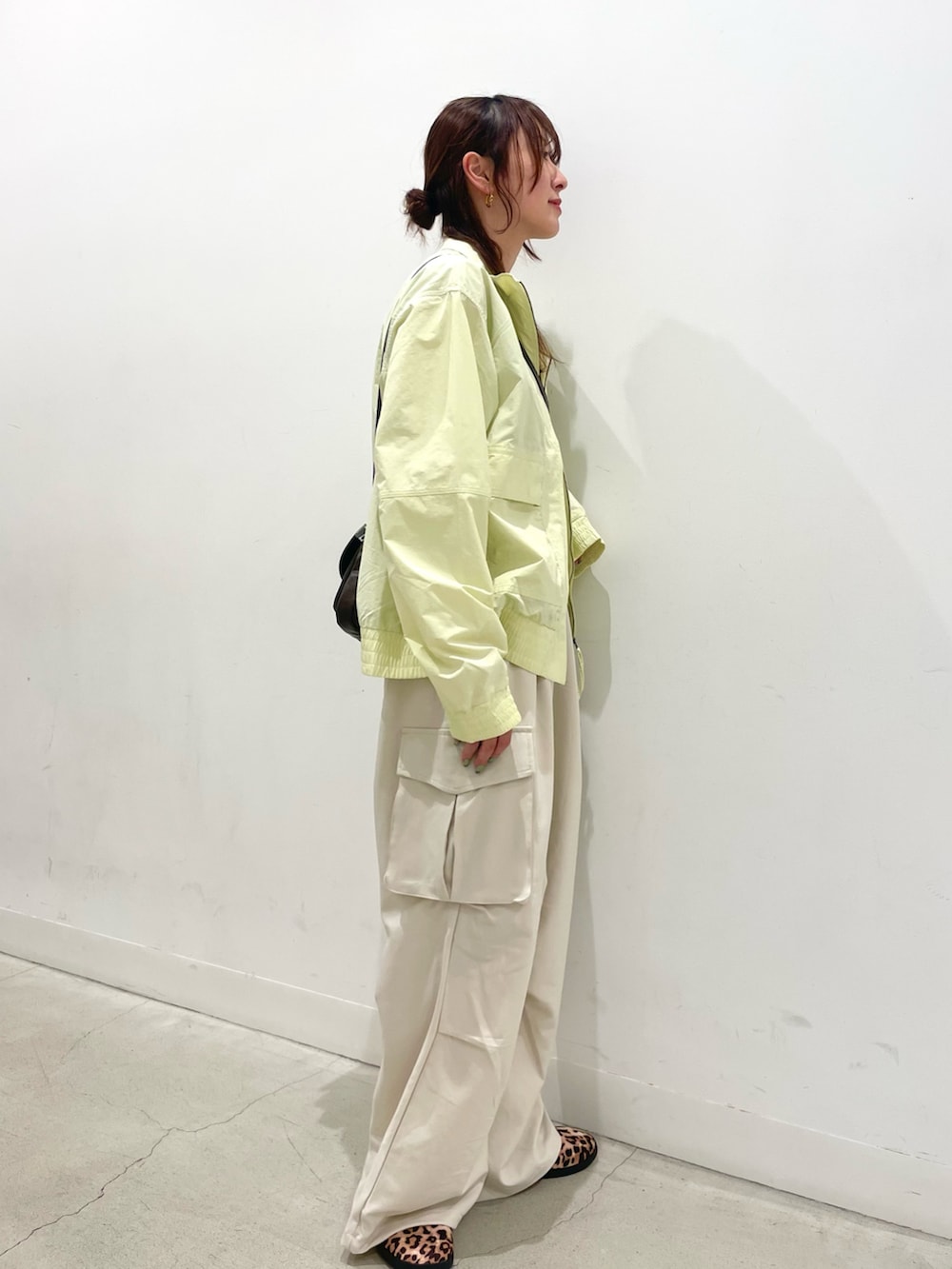 その他のバレエシューズ、ブラウン系のショルダーバッグ、ホワイト系のカーゴパンツを着用したレディースの春コーディネートの2枚目の写真