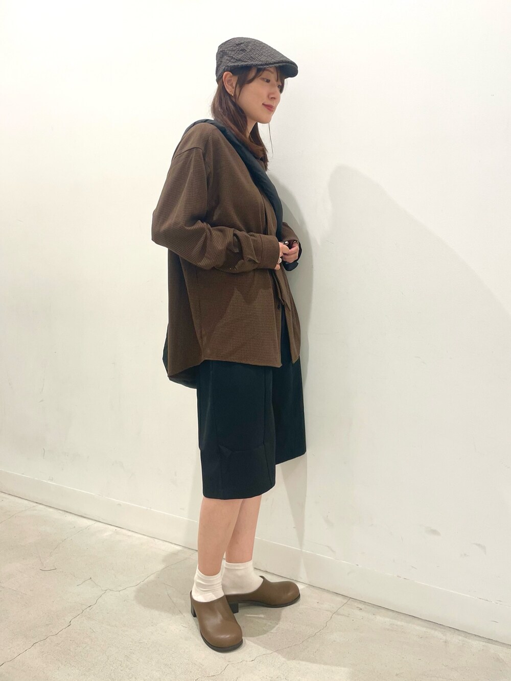 ブラウン系のシャツ/ブラウス、ブラック系のその他パンツ、ブラック系のショルダーバッグを着用したレディースの秋コーディネートの3枚目の写真